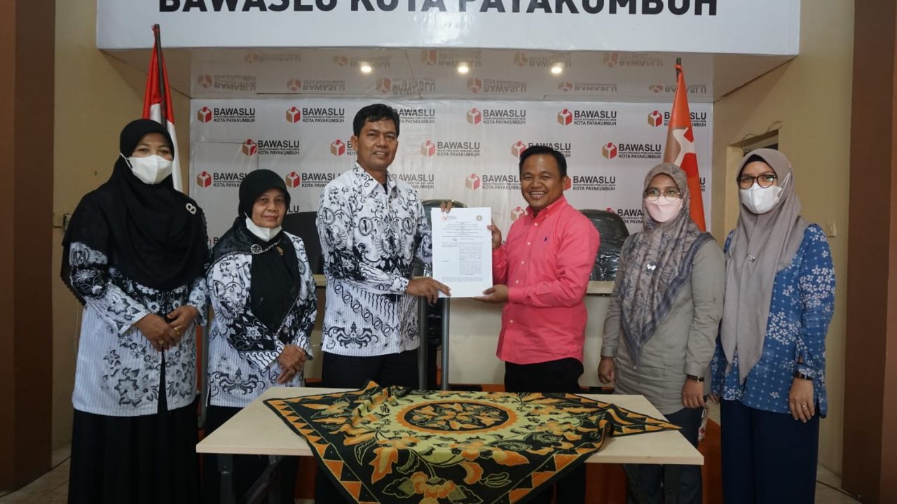 Bawaslu Kota Payakumbuh Tandatangani Perjanjian Kerjasama Dengan PGRI Kota Payakumbuh 