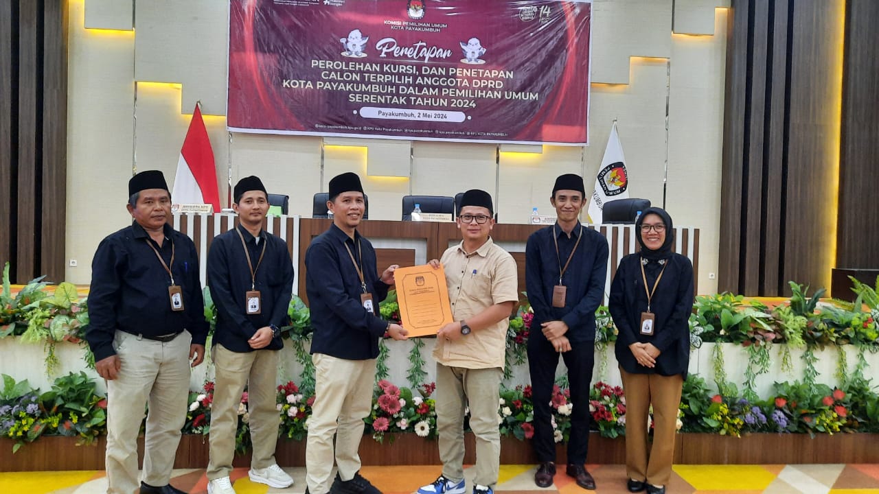 Ketua Bawaslu Kota Payakumbuh terima salinan BA penetapan perolehan kursi dan penetapan calon terpilih Anggota DPRD Kota Payakumbuh