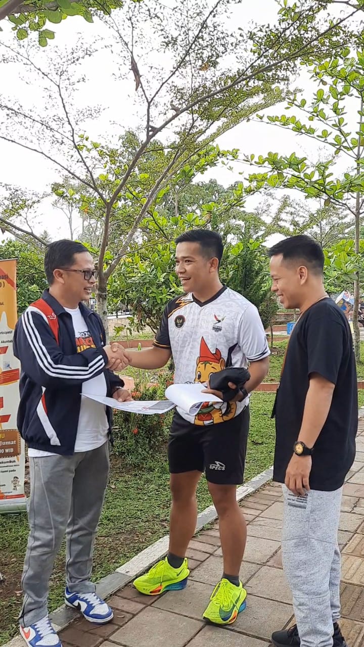 Ketua Bawaslu Kota Payakumbuh bagikan Pamflet tatacara Permohonan Informasi