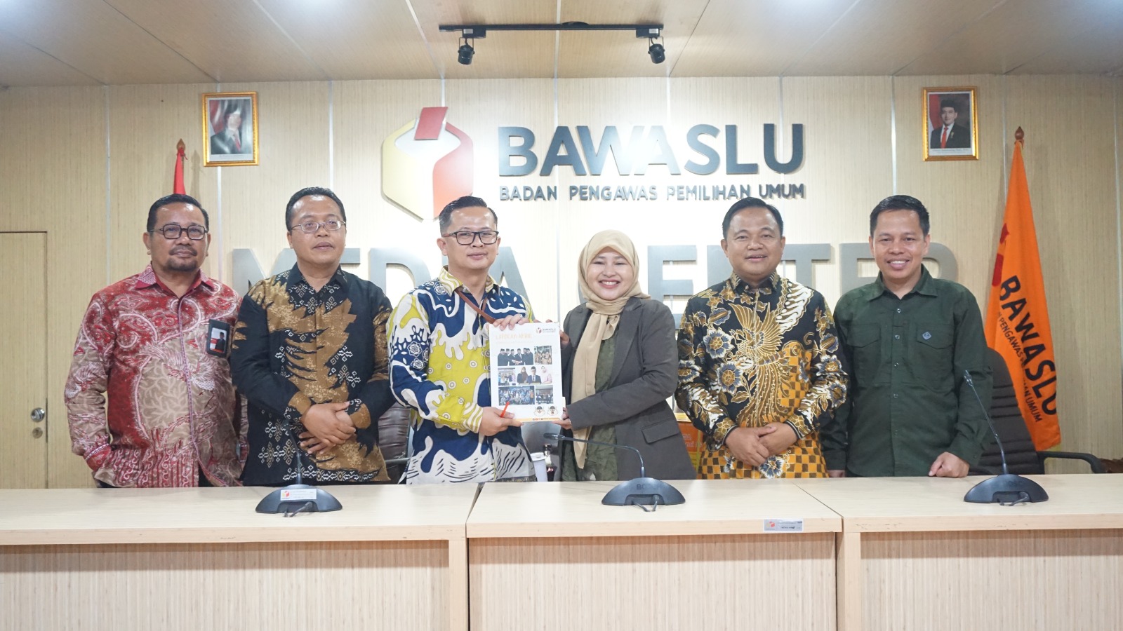 Penyerahan Laporan Humas 