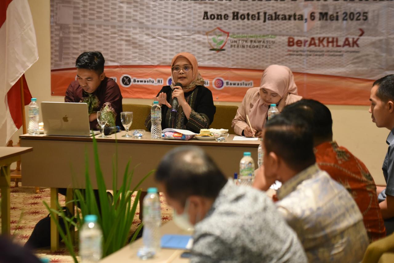 Anggota Bawaslu Lolly Suhenty didampingi Tenaga Ahli Iji Jaelani (kiri) dan Apriyanti Marwah (kanan) saat memimpin diskusi dalam Rapat Penyusunan Strategi Pengawasan Pemutakhiran Data Pemilih Berkelanjutan: Memperkuat Sistem Pengelolaan dan Analisis Data Pengawasan di Jakarta, Selasa (6/5/2025).