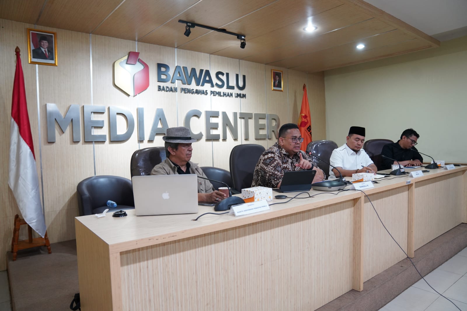 Ketua Bawaslu Rahmat Bagja saat memberikan materi dalam diskusi Bersama media dengan tema Kupas Tuntas Rencana Revisi Undang -Undang Pemilu dan Pemilihan, di Media Center Bawaslu, Kamis, (8/5/2025).