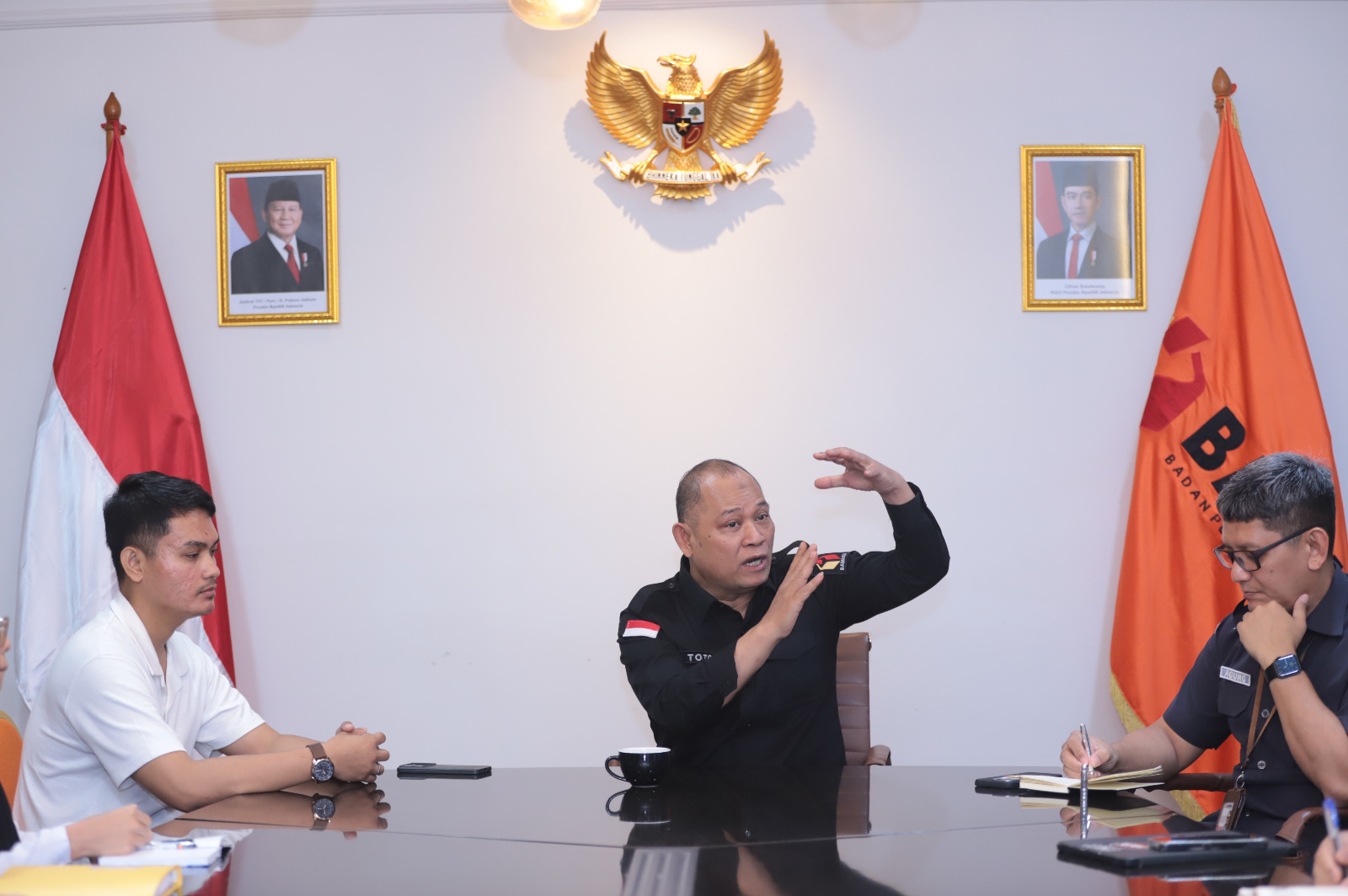 Anggota Bawaslu Totok Hariyono saat menyambut CPNS Bagian Hukum di Gedung Bawaslu, Jakarta pada Senin (16/6/2025).