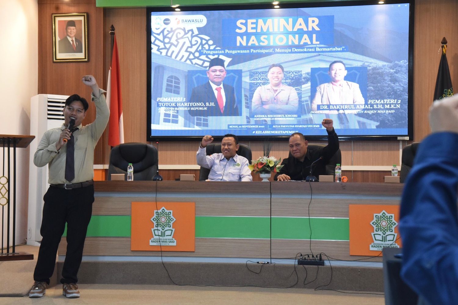 Anggota Bawaslu Totok Hariyono saat menjadi keynote speaker dalam Seminar Nasional bertajuk Penguatan Pengawasan Partisipatif Menuju Demokrasi Bermartabat di Aula Fakultas Syariah UIN Raden Mas Said Surakarta, Senin (15/9/2025).