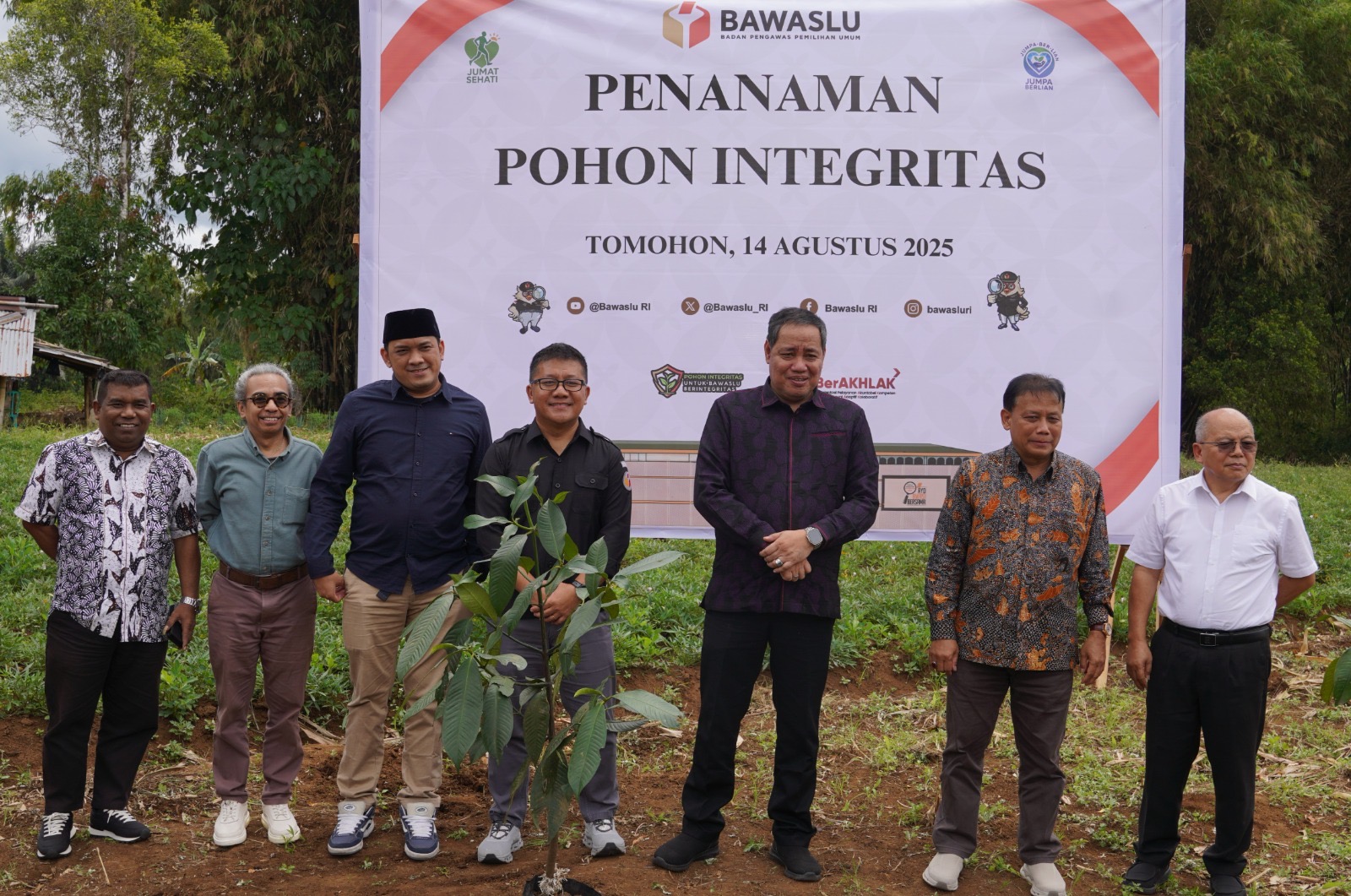 Anggota Bawaslu Herwyn JH Malonda bersama jajaran Bawaslu Sulut saat akan menanam pohon manggis di Tomohon, Kamis (14/8/2025)/Foto: Publikasi dan Pemberitaan Bawaslu