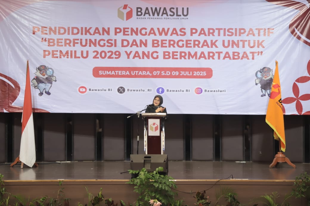 Anggota Bawaslu Lolly Suhenty saat membuka Kick-Off P2P dengan tema 'Berfungsi dan Bergerak untuk Pemilu 2029 yang Bermartabat' pada Senin (7/7/2025)/Foto: Publikasi dan Pemberitaan Bawaslu