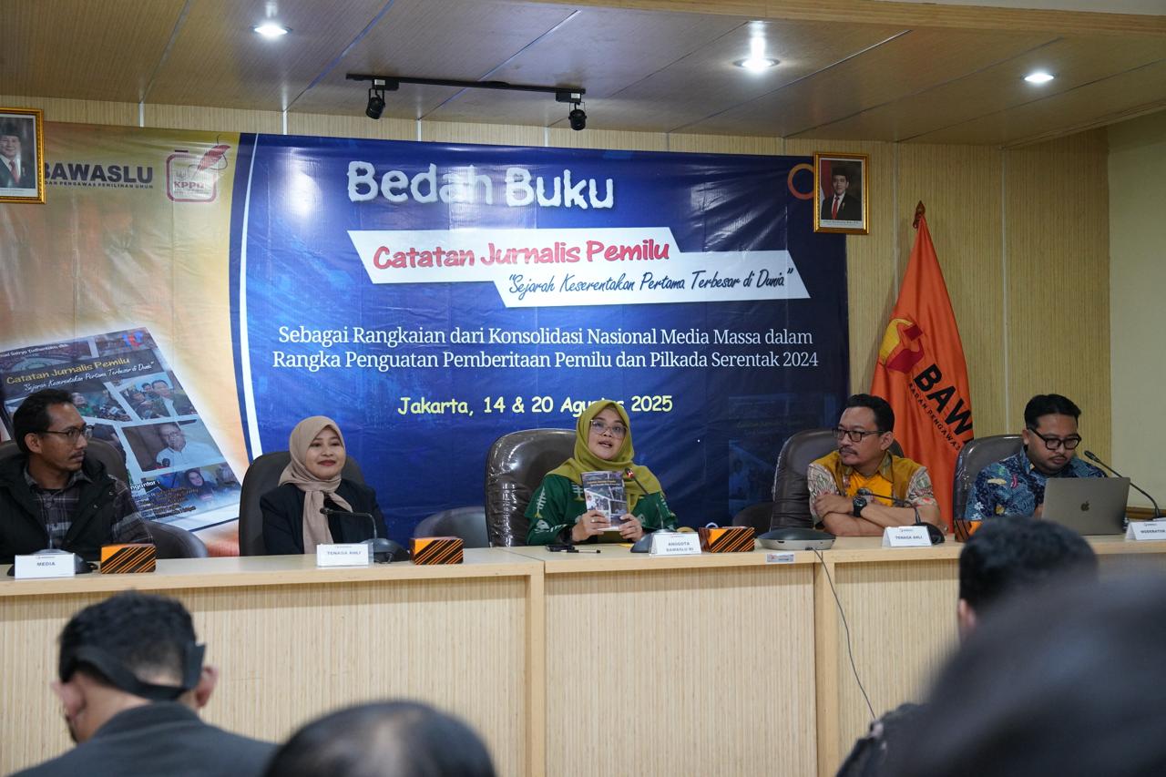 Anggota Bawaslu Lolly Suhenty saat menyampaikan pendapatnya dalam bedah buku Catatan Jurnalis Pemilu: Sejarah Keserentakan Pertama Terbesar di Dunia' di Media Center Bawaslu, Jakarta, Kamis (14/08/2025)/Foto: Publikasi dan Pemberitaan Bawaslu