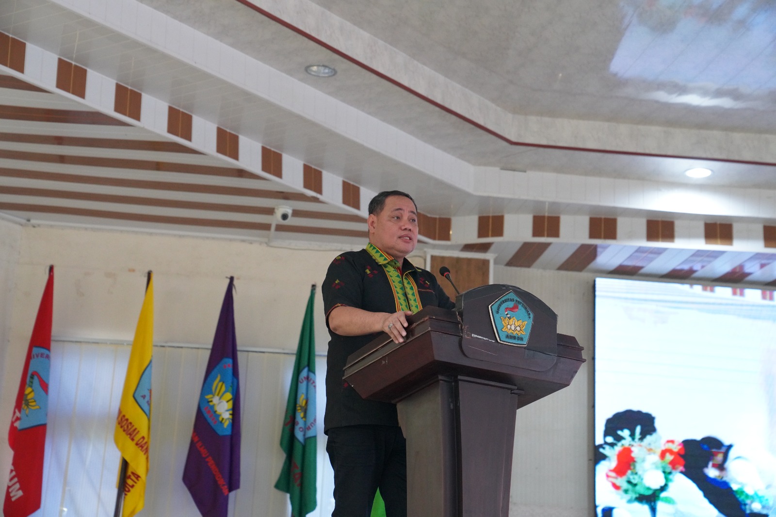 Anggota Bawaslu Herwyn JH Malonda dalam Focus Group Discussion (FGD) bertajuk Evaluasi Tata Kelola Organisasi Pengawas Pemilu di Aula Universitas Pattimura (Unpatti), Jumat (12/9/2025)/Foto: Publikasi dan Pemberitaan Bawasl