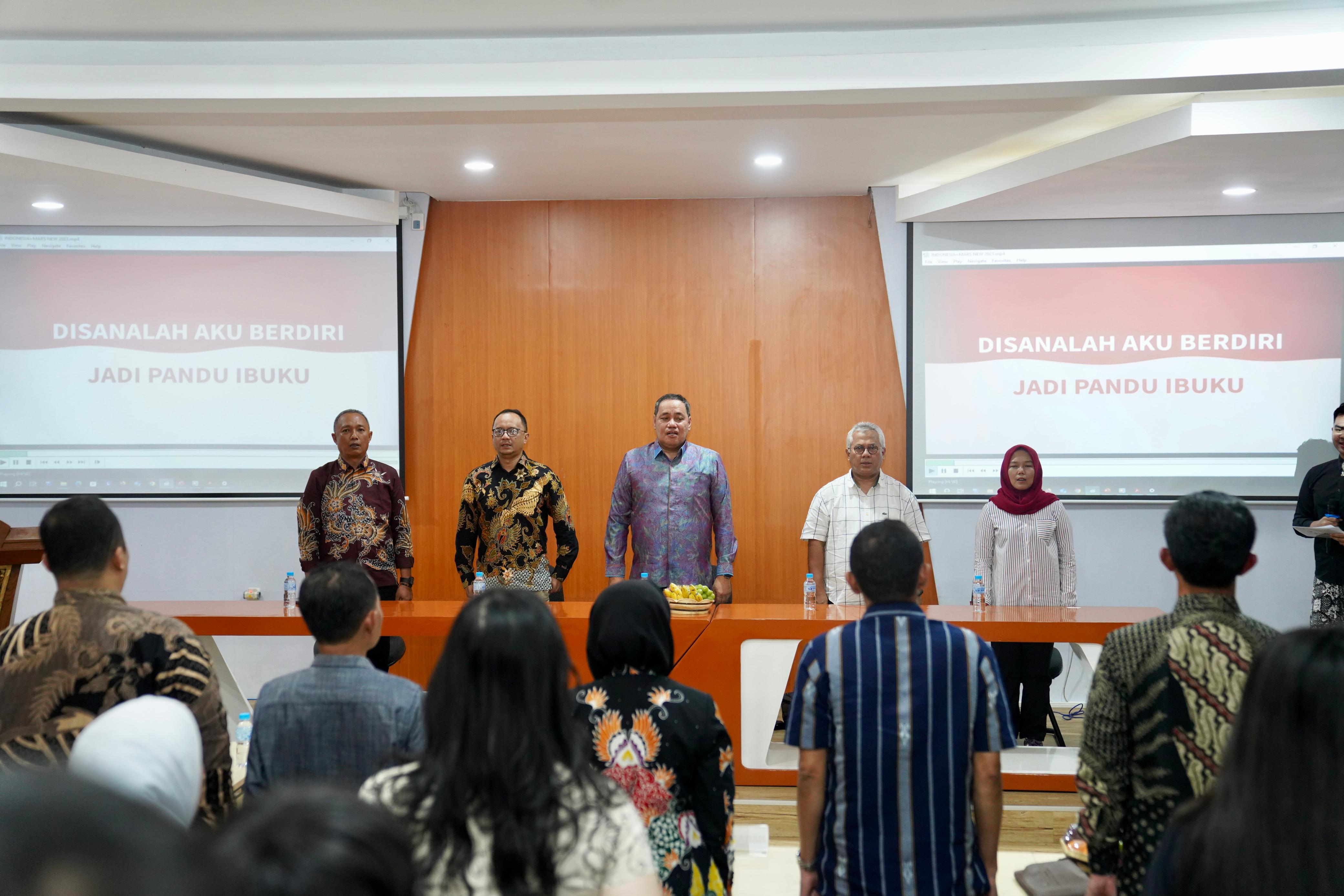 Anggota Bawaslu Herwyn JH Malonda (tengah) dalam Focus Group Discussion (FGD) Evaluasi Tata Kelola Organisasi Pengawas Pemilu di Universitas Brawijaya (UB) Malang, Jumat (19/9/2025).