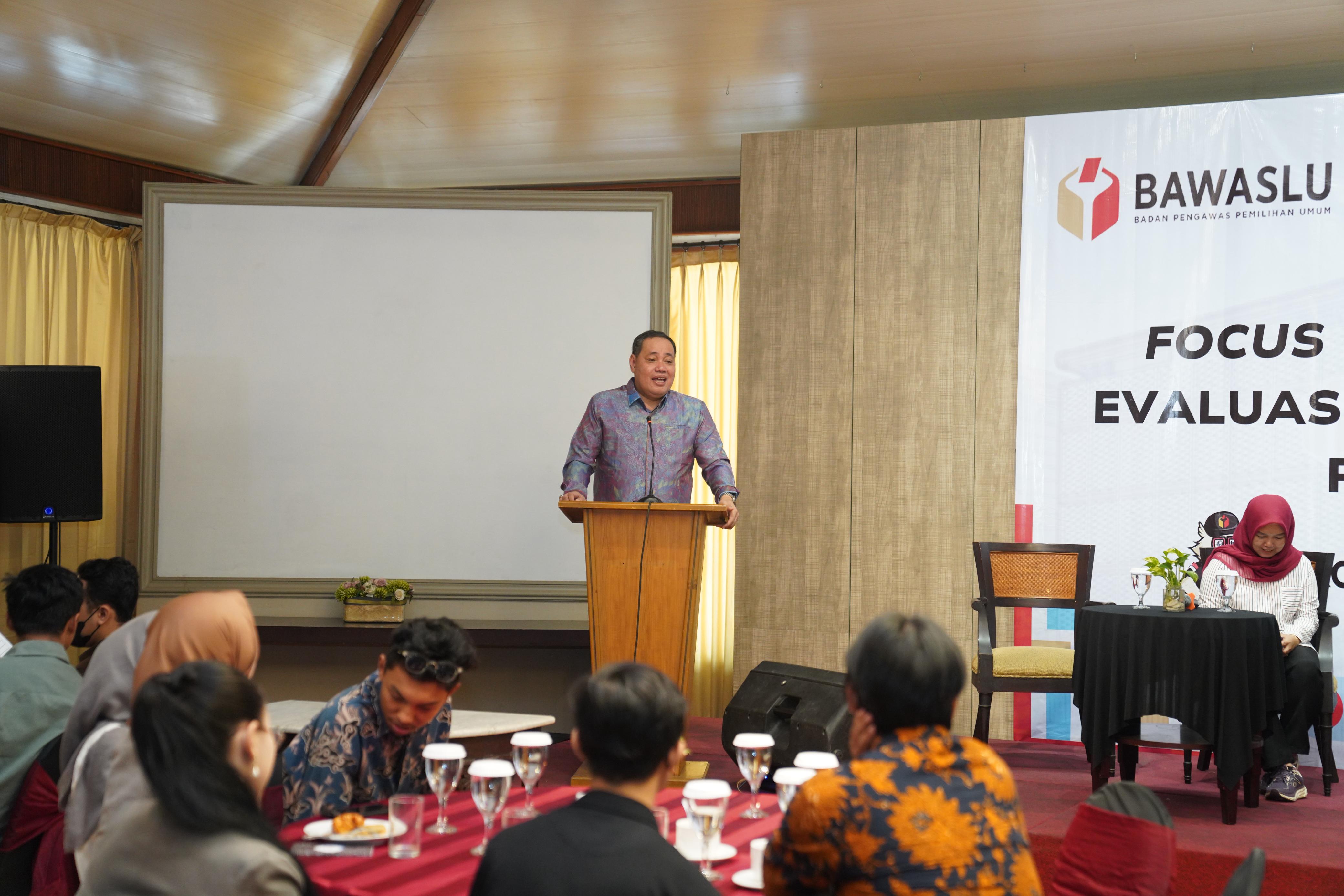 Anggota Bawaslu Herwyn JH Malonda dalam Focus Group Discussion (FGD) Evaluasi Tata Kelola Organisasi Pengawas Pemilu di Surabaya, Jumat (19/9/202