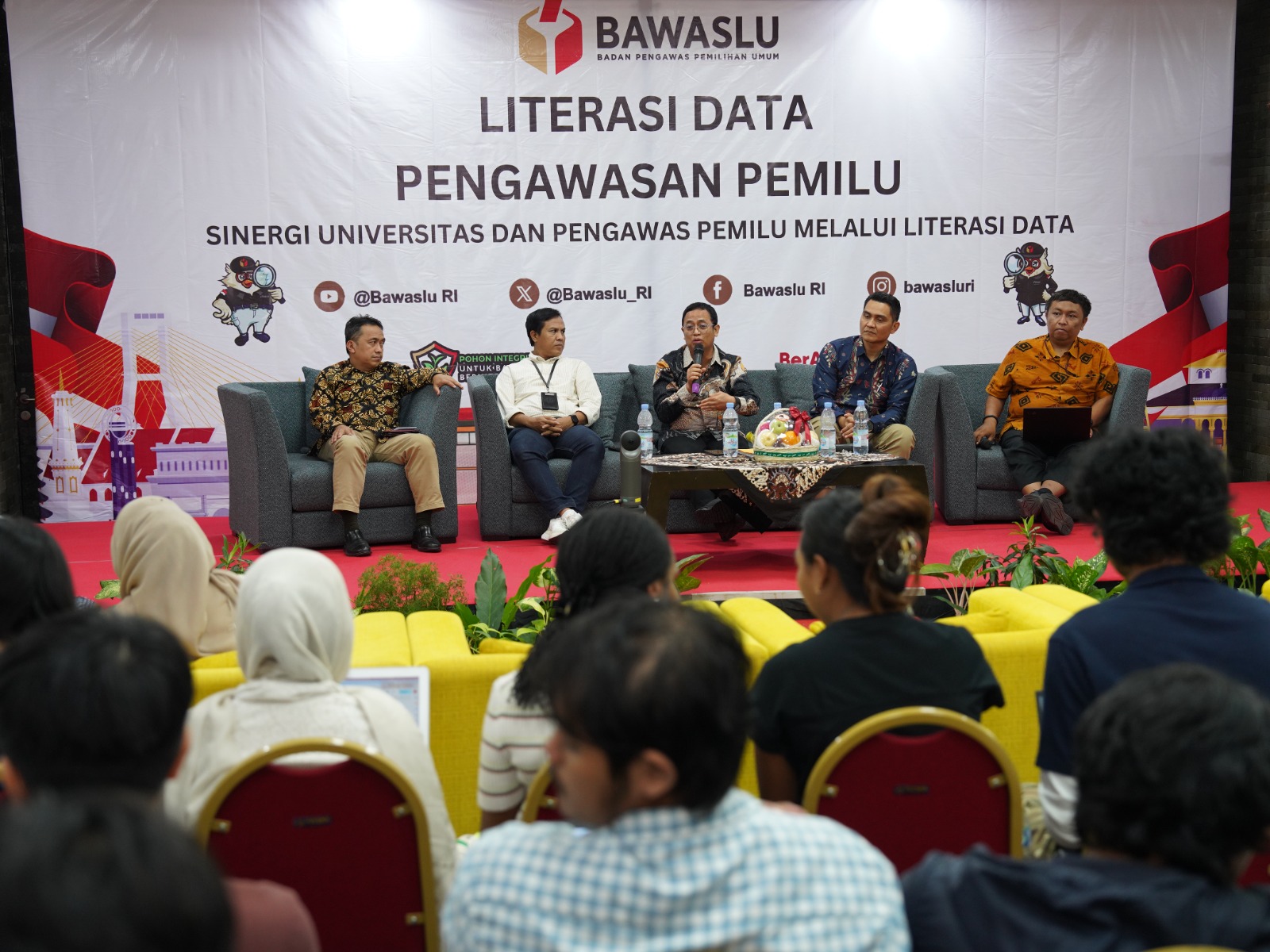 Anggota Bawaslu Puadi (tengah) dalam bedah buku yang digelar di Auditorium Fakultas Hukum Universitas Gadjah Mada (UGM), Rabu (24/9/2025).