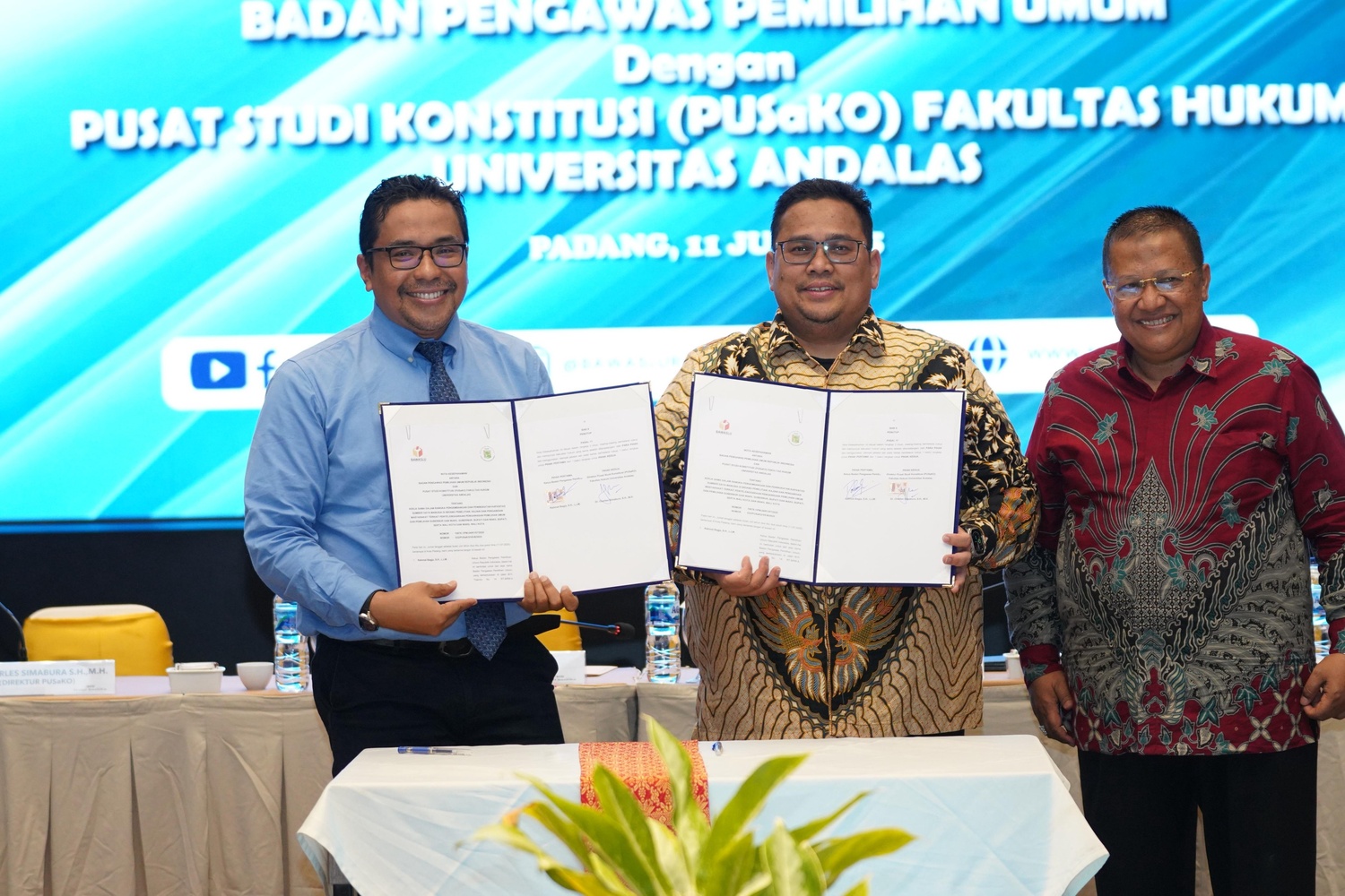 Ketua Bawaslu Rahmat Bagja saat Penandatangan Nota Kesepahaman Bawaslu dan Pusat Studi Konstitusi Fakultas Hukum Universitas Andalas di Padang, Jumat (11/7/2025).