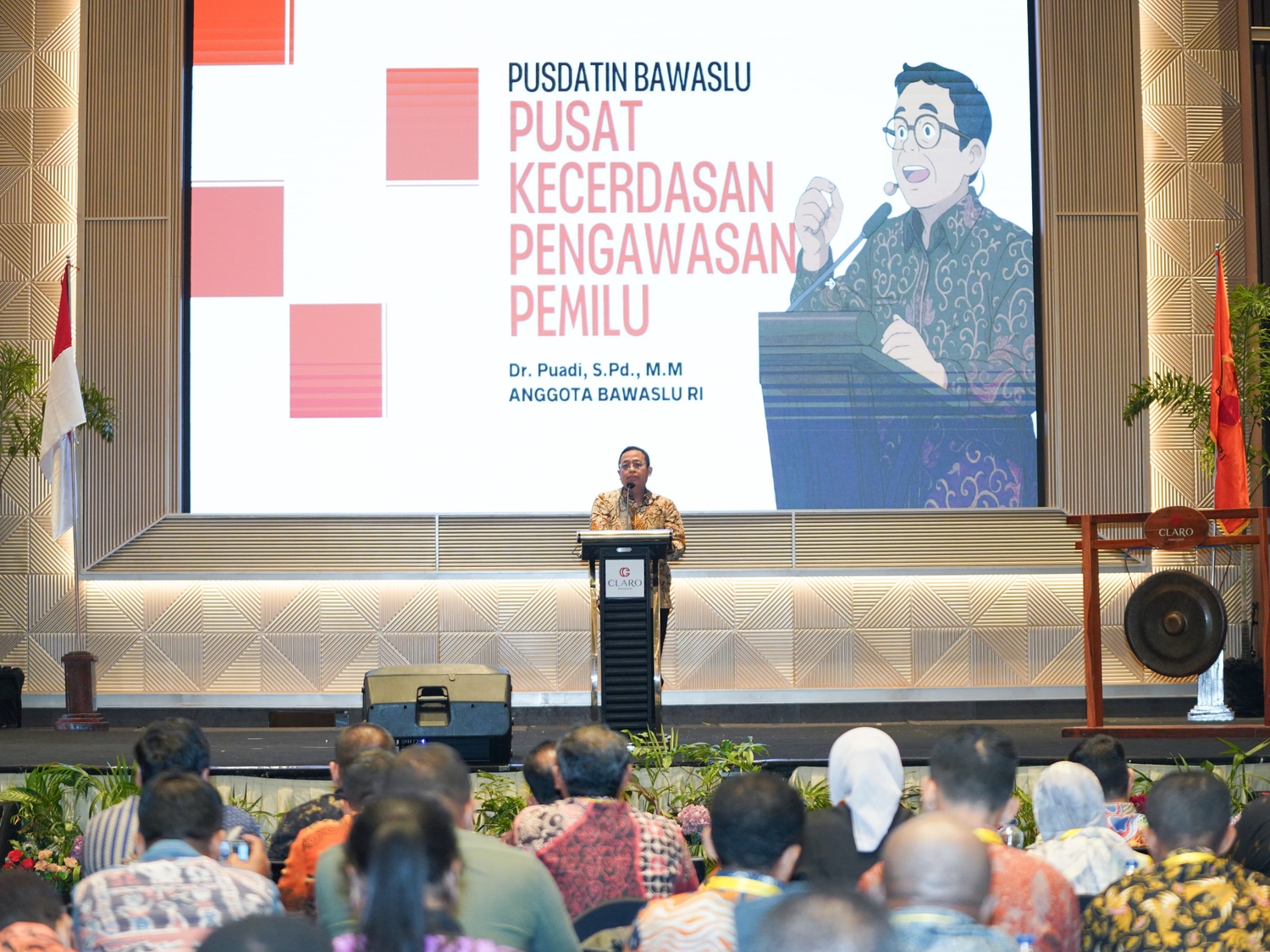 Anggota Bawaslu Puadi saat membuka Rapat Koordinasi Nasional Bidang Data dan Informasi Gelombang I di Makassar, Selasa (16/9/2025