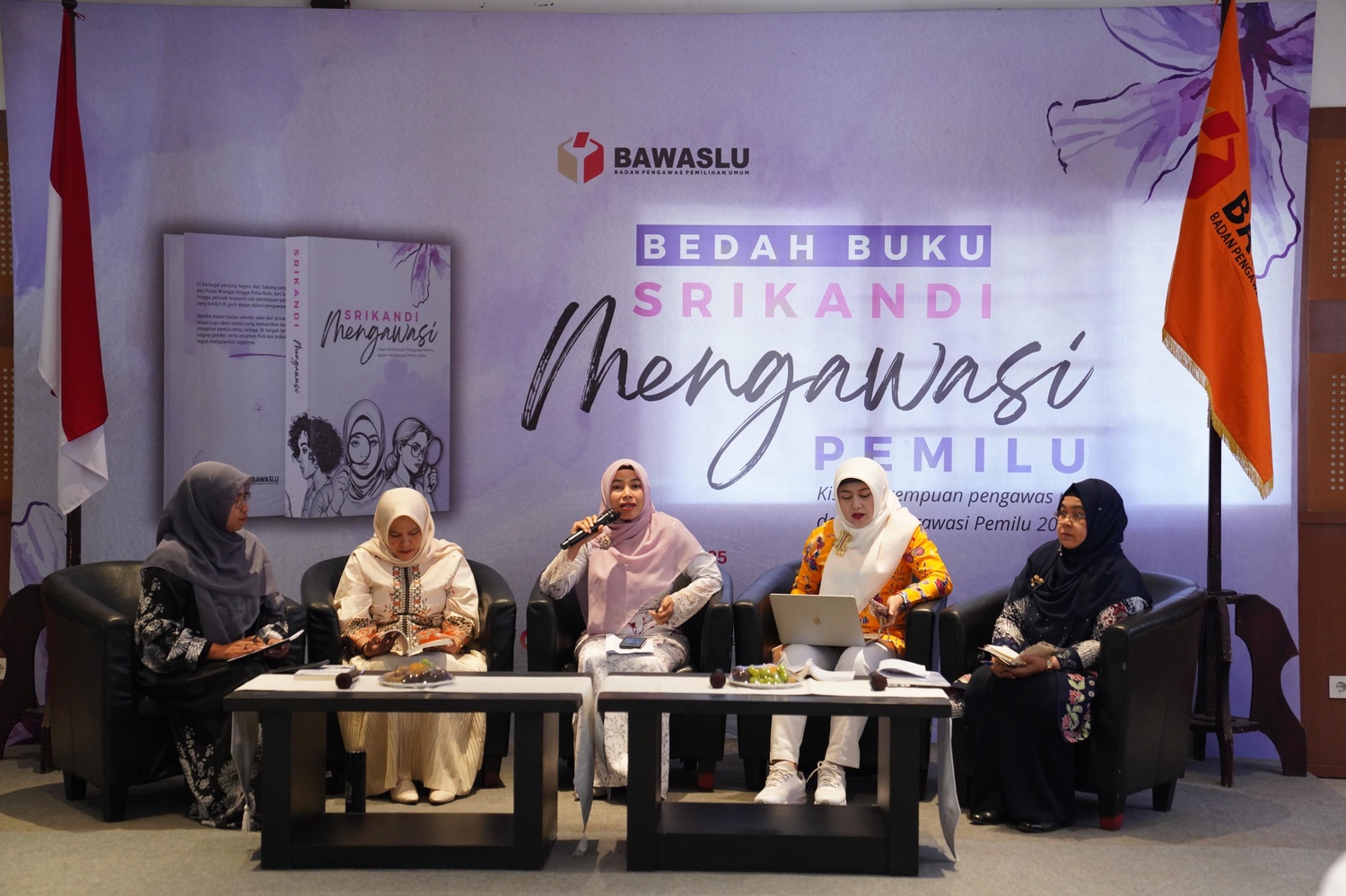 Bedah Buku Srikandi Mengawasi Pemilu bersama para penulis dan narasumber di Banda Aceh, Rabu (30/7/2025)/Foto: Publikasi dan Pemberitaan Bawaslu