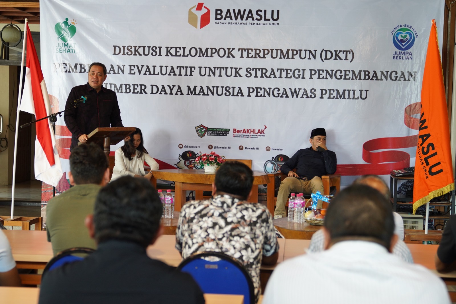 Anggota Bawaslu Herwyn JH Malonda saat membuka kegiatan Diskusi Kelompok Terpumpun (FGD) Pembinaan Evaluasi Untuk Strategi Pengembangan SDM Pengawas Pemilu, Kamis (14/8/2025).