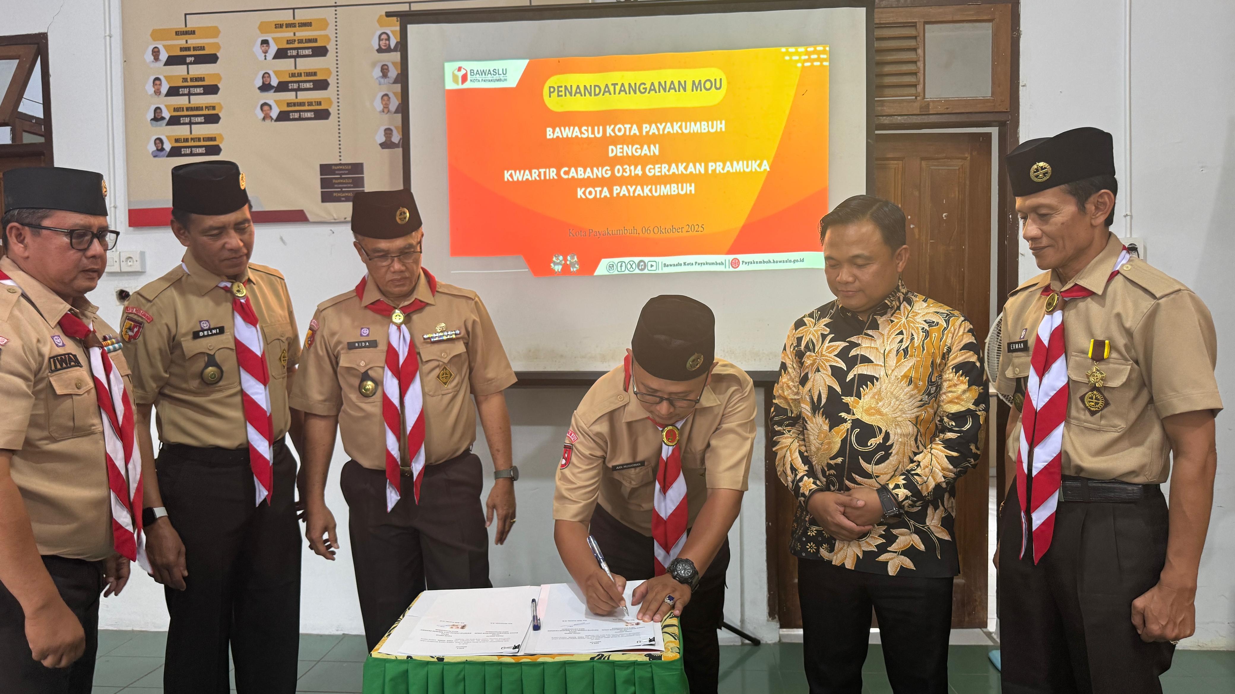Ketua Bawaslu Kota Payakumbuh menandatangani MOU terkait dengan Satuan Karya Pramuka Adhyasta Pemilu