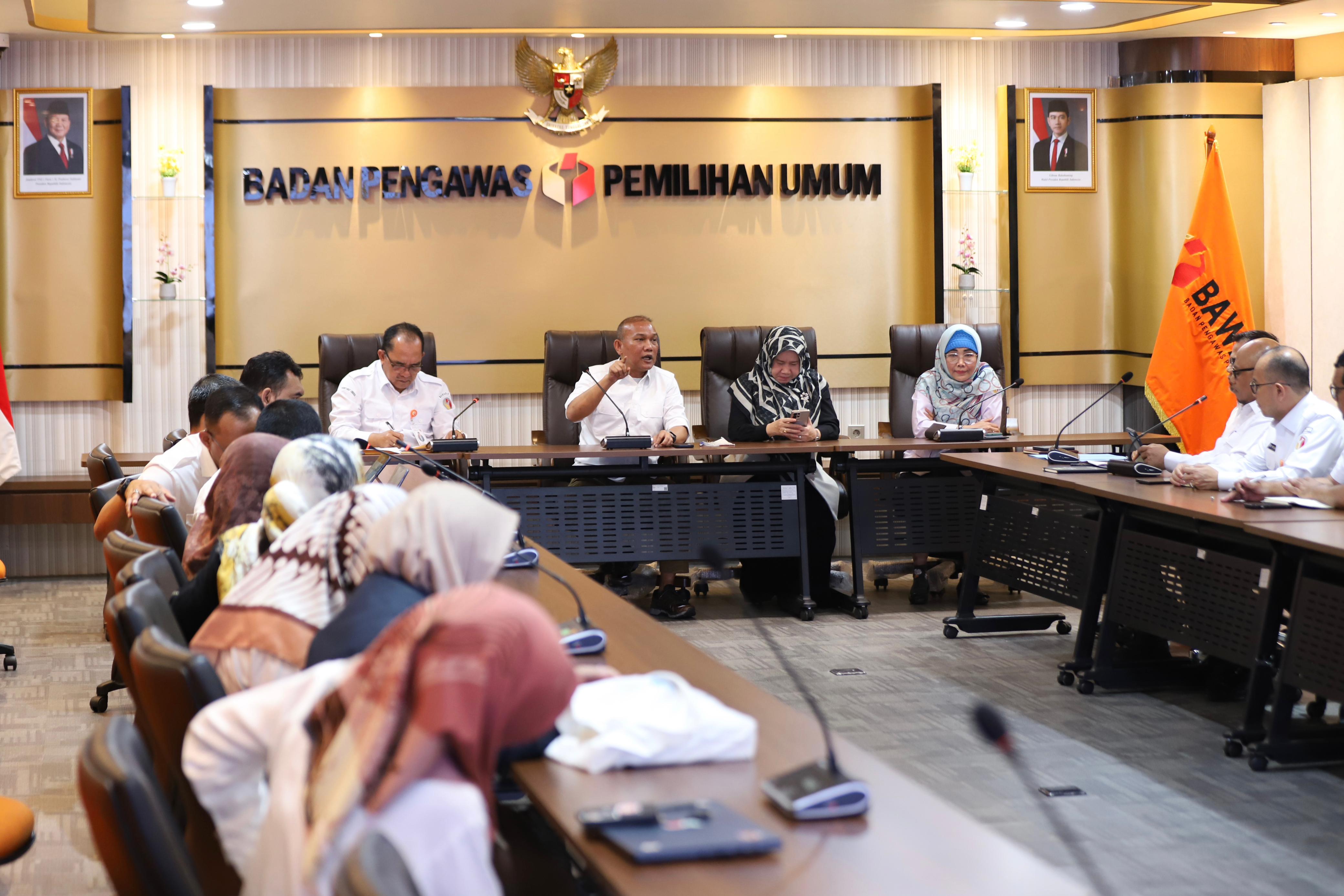 Sekretaris Jenderal Bawaslu Ferdinand Eskol Tiar Sirait memimpin rapat pemaparan program kerja dan anggaran dalam rangka penetapan arah kebijakan Bawaslu Tahun Anggaran 2026, yang dilaksanakan di Jakarta, Rabu (7/11/2025).