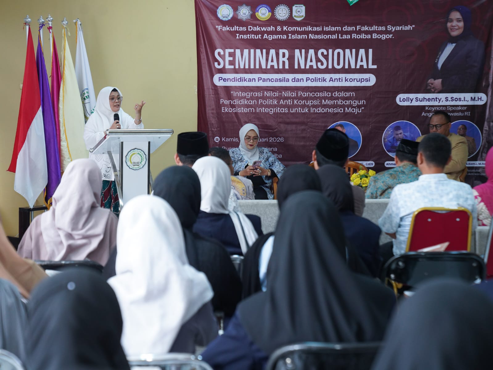 Anggota Bawaslu Lolly Suhenty saat menjadi keynote speaker dalam Seminar Nasional Pendidikan Pancasila dan Politik Anti Korupsi di Institut Agama Islam Nasional (IAIN) La Roiba, Bogor, Kamis (8/1/2026