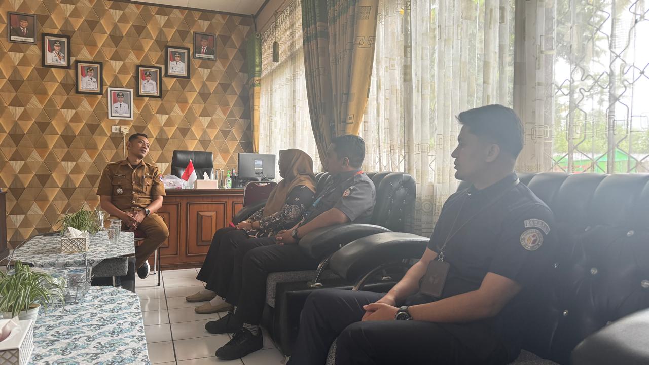 Anggota Bawaslu Kota Payakumbuh berkordinasi dengan Camat Payakumbuh Timur dalam rangka penguatan hubungan kelembagaan serta konsolidasi pelaksanaan fungsi pengawasan pemuktahiran daftar pemilih berkelanjutan tahun 2026 di kota Payakumbuh, Payakumbuh 4 Februari 2026