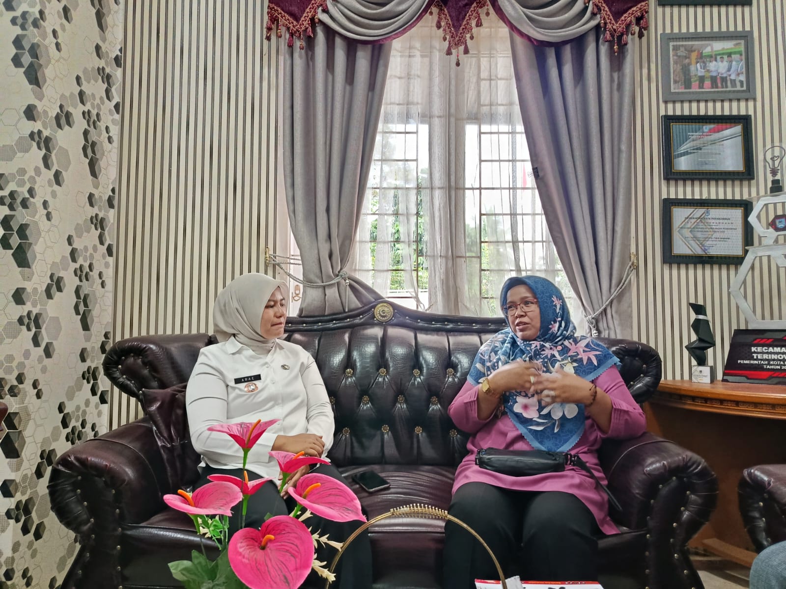 Anggota Bawaslu Kota Payakumbuh berkordinasi dengan Camat Lamposi Tigo Nagori dalam rangka penguatan hubungan kelembagaan serta konsolidasi pelaksanaan fungsi pengawasan pemuktahiran daftar pemilih berkelanjutan tahun 2026 di kota Payakumbuh, Payakumbuh 5 Februari 2026