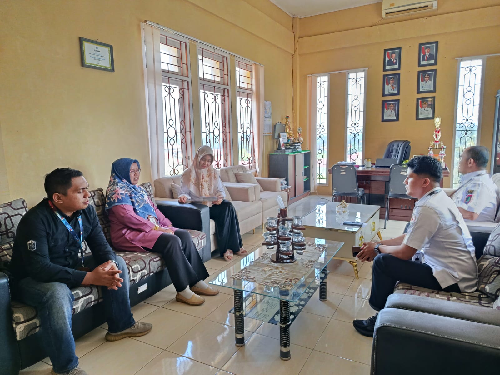 Anggota Bawaslu Kota Payakumbuh berkordinasi dengan Camat Payakumbuh Selatan dalam rangka penguatan hubungan kelembagaan serta konsolidasi pelaksanaan fungsi pengawasan pemuktahiran daftar pemilih berkelanjutan tahun 2026 di kota Payakumbuh, Payakumbuh 5 Februari 2026