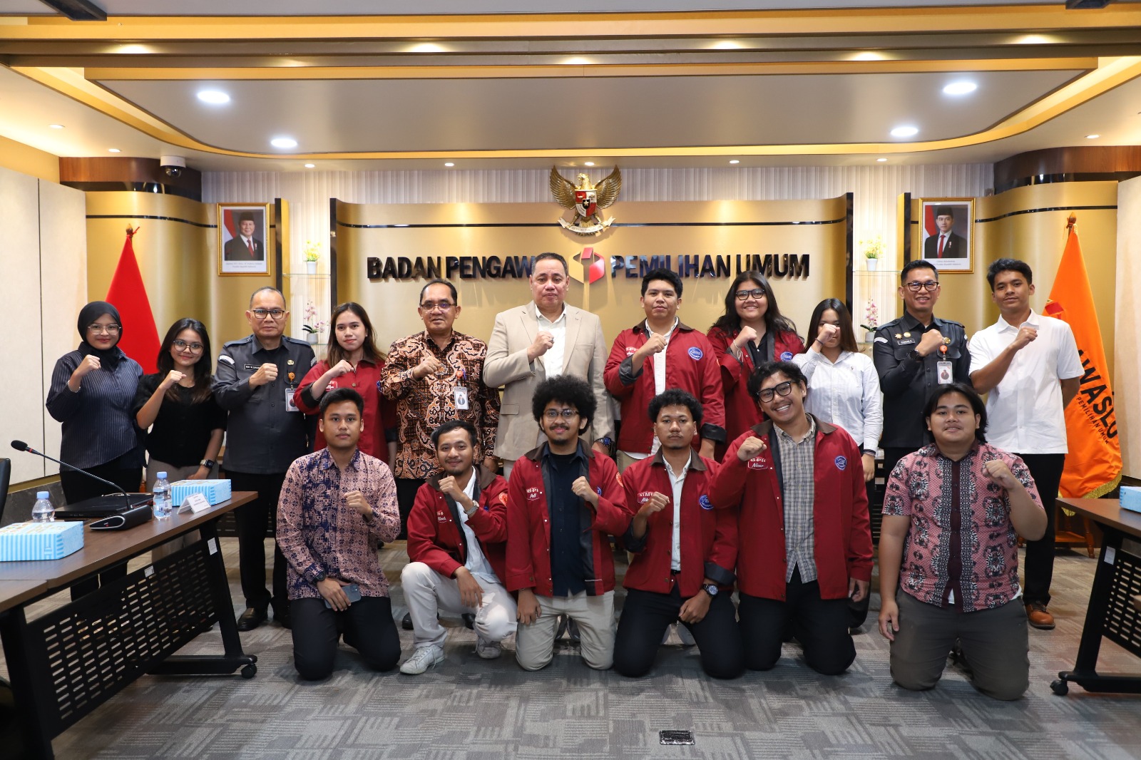 Anggota Bawaslu Herwyn JH Malonda saat berdiskusi dengan Mahasiswa Ilmu Politik Universitas Airlangga (UNAIR) Surabaya di Gedung Bawaslu, Jakarta, Selasa (13/1/2026).