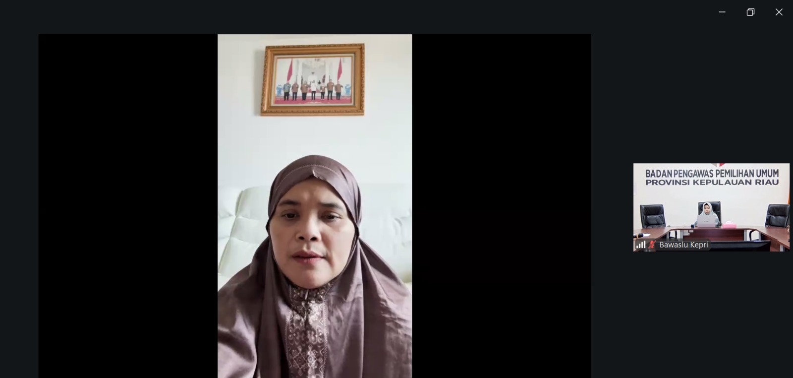Anggota Bawaslu Lolly Suhenty dalam kegiatan Ngabuburit Pengawasan Kepulauan Riau secara daring, Jumat (13/3/2026).