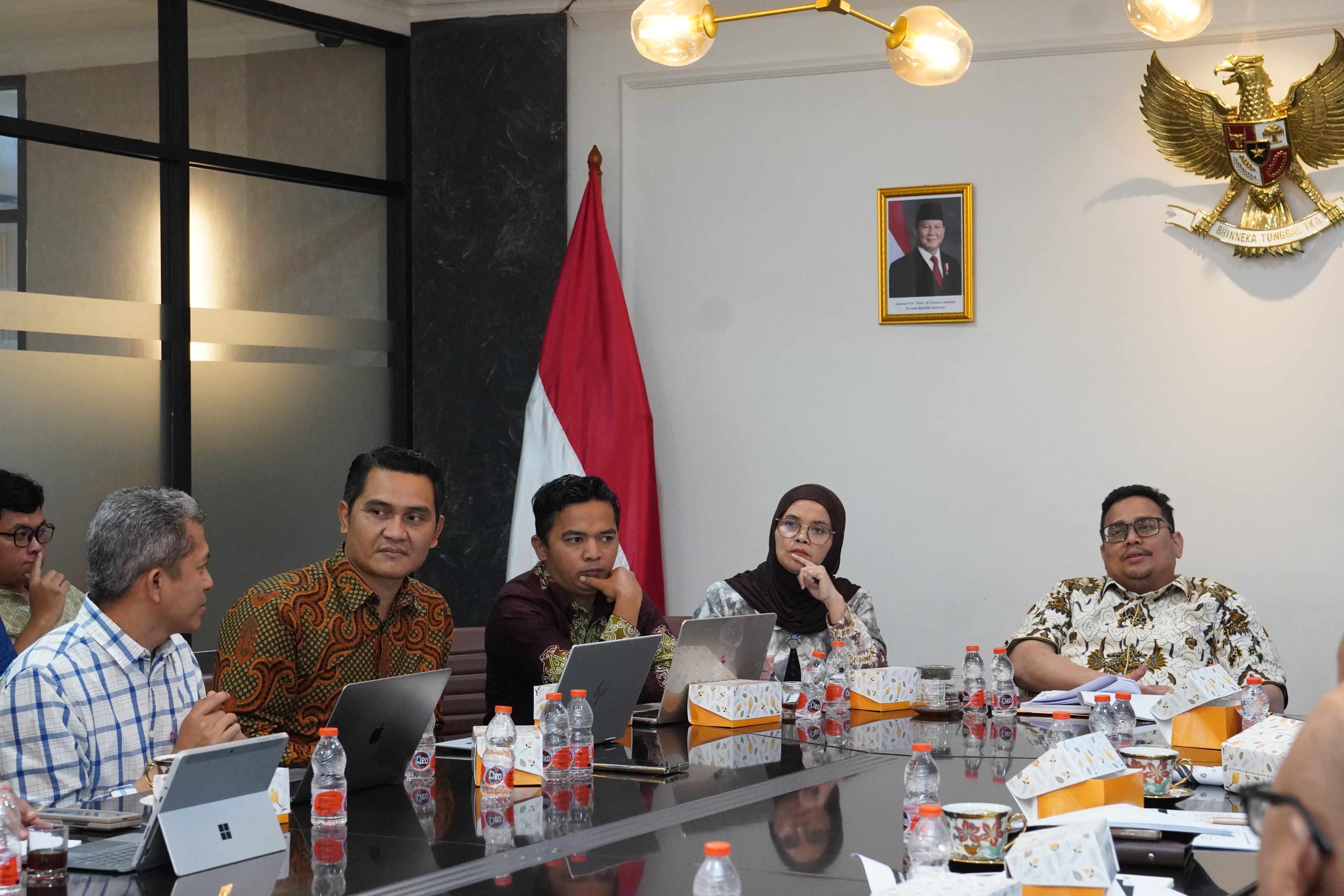 Ketua Bawaslu Rahmat Bagja (kanan) dan Anggota Bawaslu Lolly Suhenty (kedua kanan) dalam diskusi kajian penguatan fungsi pengawasan dan penegakan hukum pemilu Jumat (6/2/2026).
