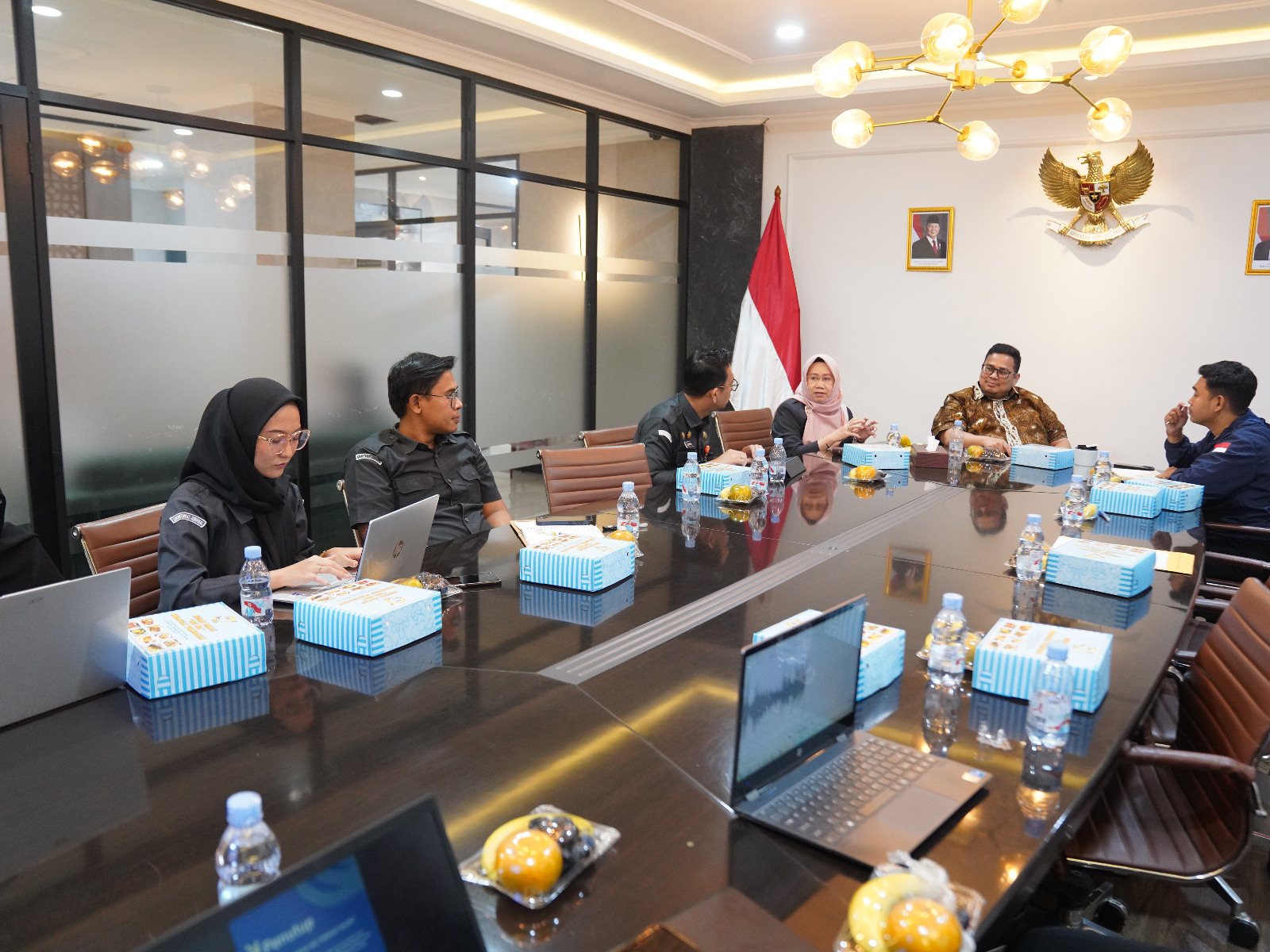 Ketua Bawaslu Rahmat Bagja (kedua dari kanan) saat menerima audiensi perkumpulan warga muda di kantor Bawaslu, Selasa (10/2/2026).