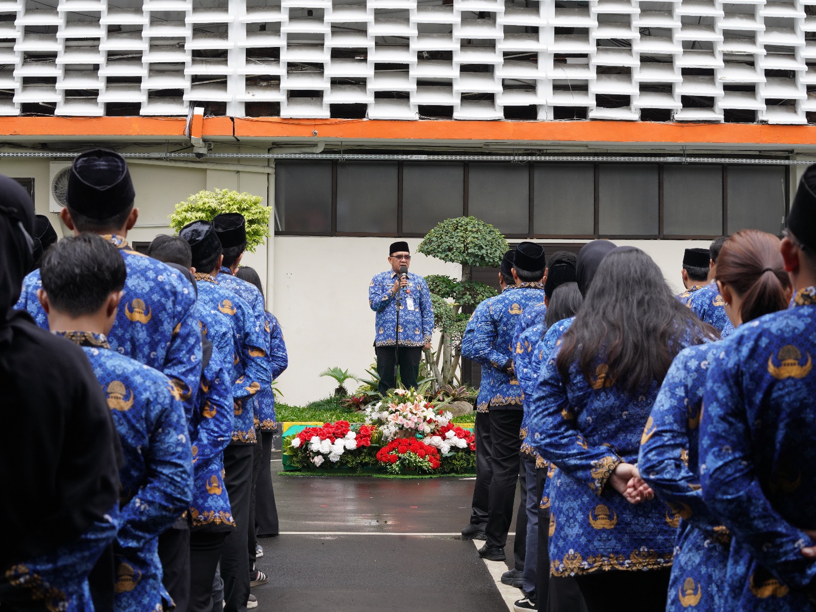 Deputi Bidang Administrasi Bawaslu, La Bayoni saat memberikan arahan dalam apel yang dilaksanakan pada Jumat (13/2/2026).