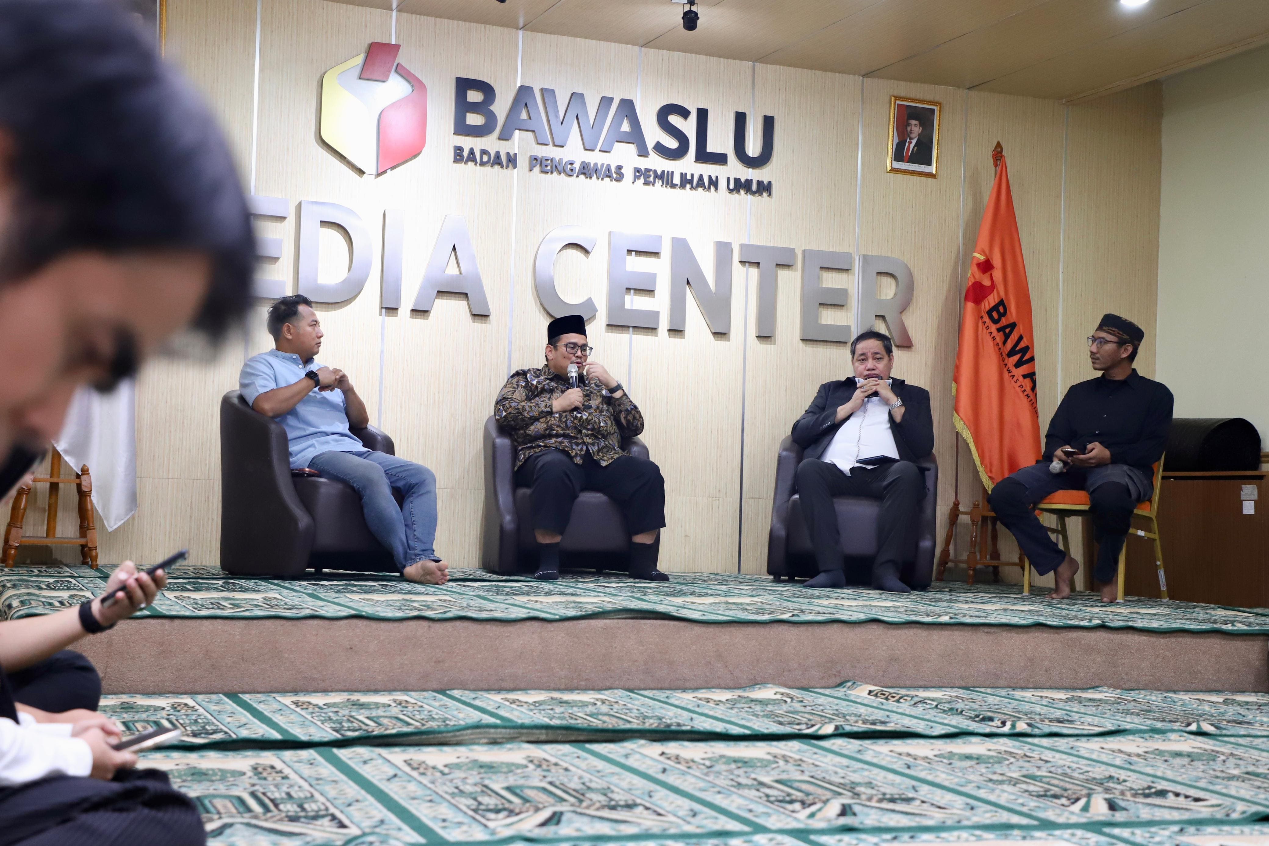Ketua Bawaslu Rahmat Bagja saat berdiskusi bersama Komite Pemilih Indonesia (KPPDem) di Media Center Bawaslu, Jakarta, Rabu (11/3/2026).