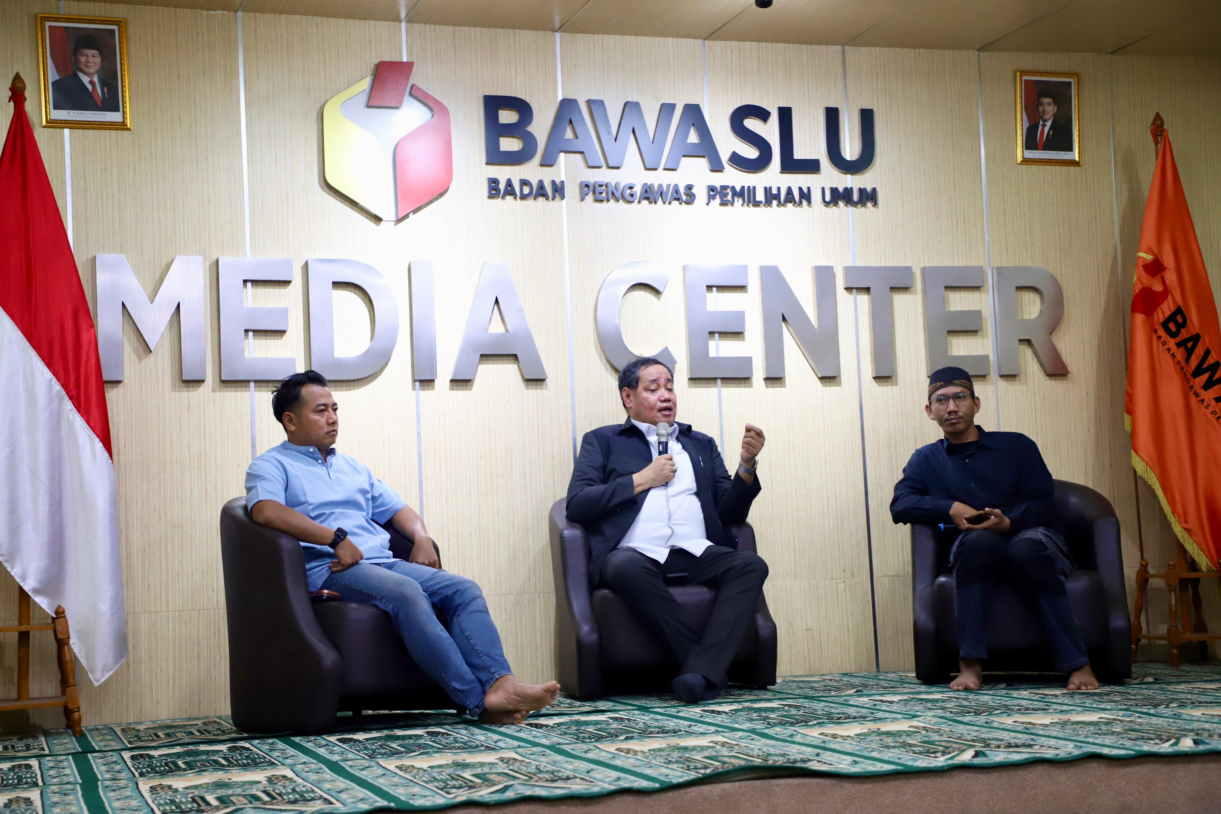 Anggota Bawaslu Herwyn JH Malonda (tengah) saat diskusi bersama Koalisi Pewarta Pemilu dan Demokrasi (KPPDem) yang digelar di Media Center Bawaslu, Jakarta, Rabu (11/3/2026).