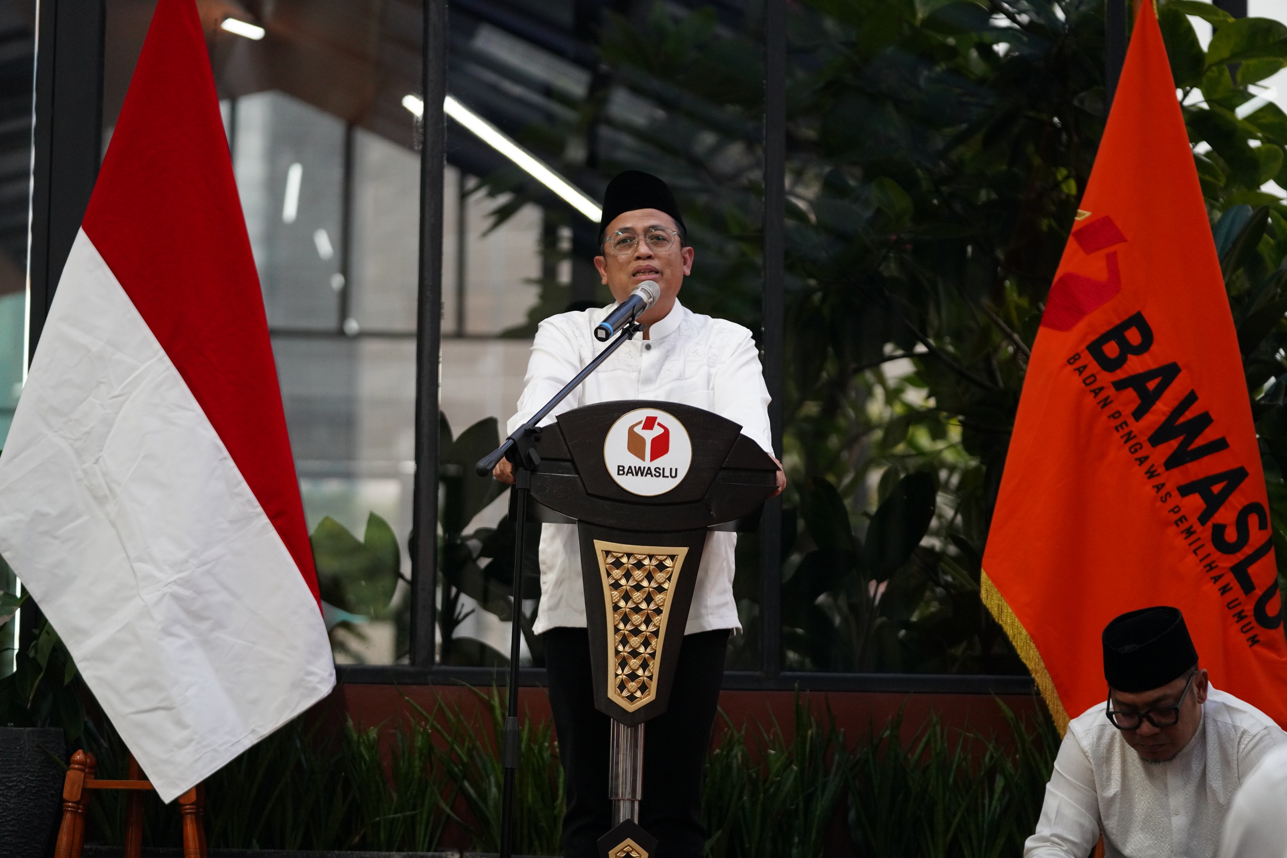 Anggota Bawaslu Puadi dalam acara buka puasa bersama di gedung Bawaslu, Kamis (12/3/2026).