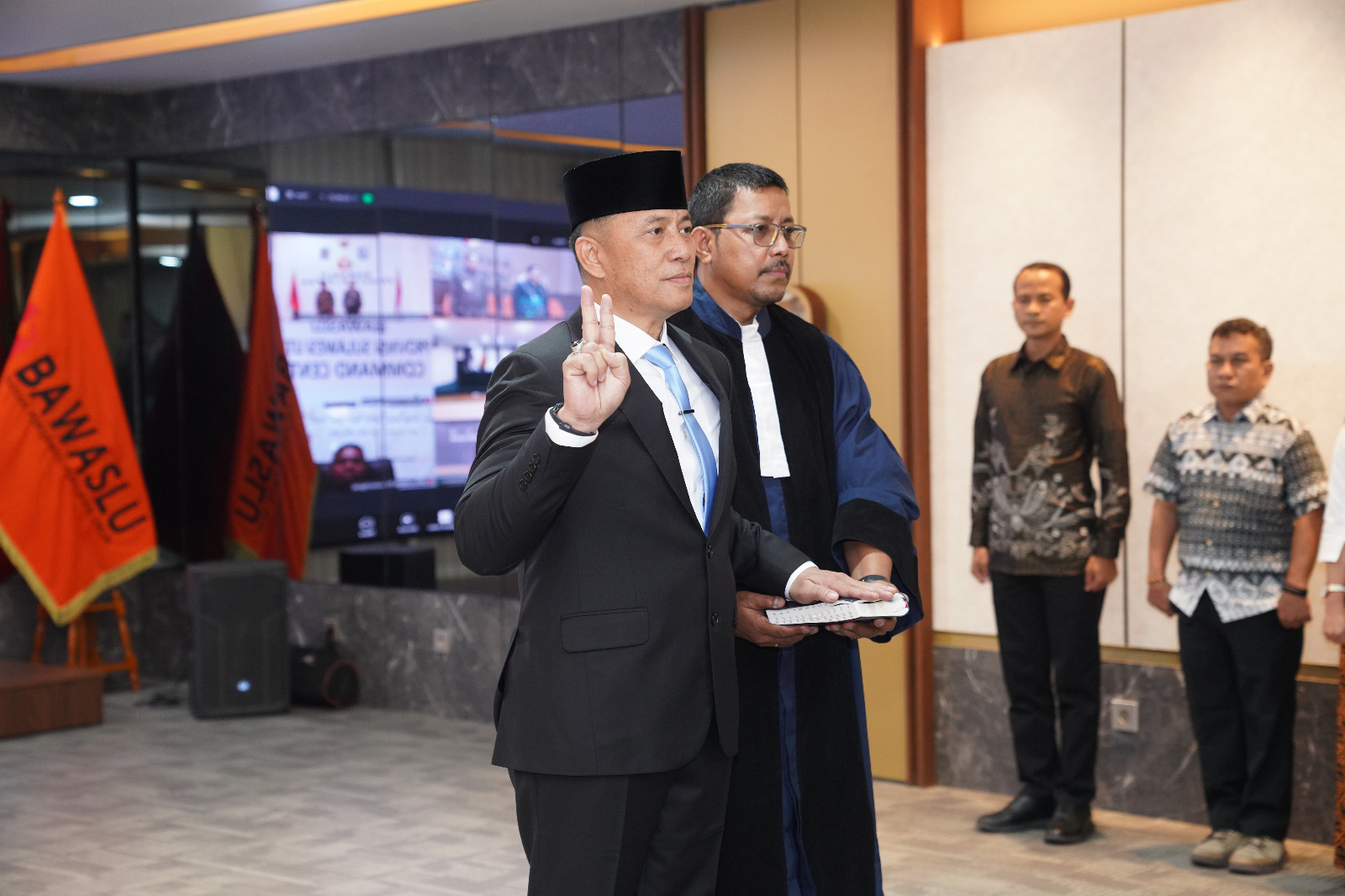 Pelantikan dan pengambilan sumpah janji Hengky Pramono sebagai Inspektur Wilayah (Irwil) I Bawaslu oleh Sekretaris Jenderal (Sekjen) Bawaslu Ferdinand Eskol Tiar Sirait di Jakarta, Jumat (13/3/2026).