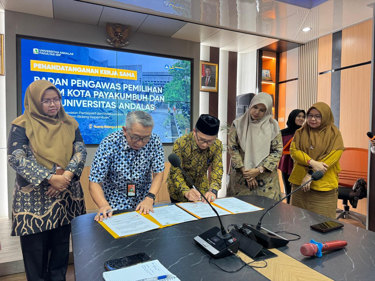 Dokumentasi Penandatangan PKS Ketua Bawaslu Kota Payakumbuh dan Dekan FISIP Unand, Padang 6 Mei 2026