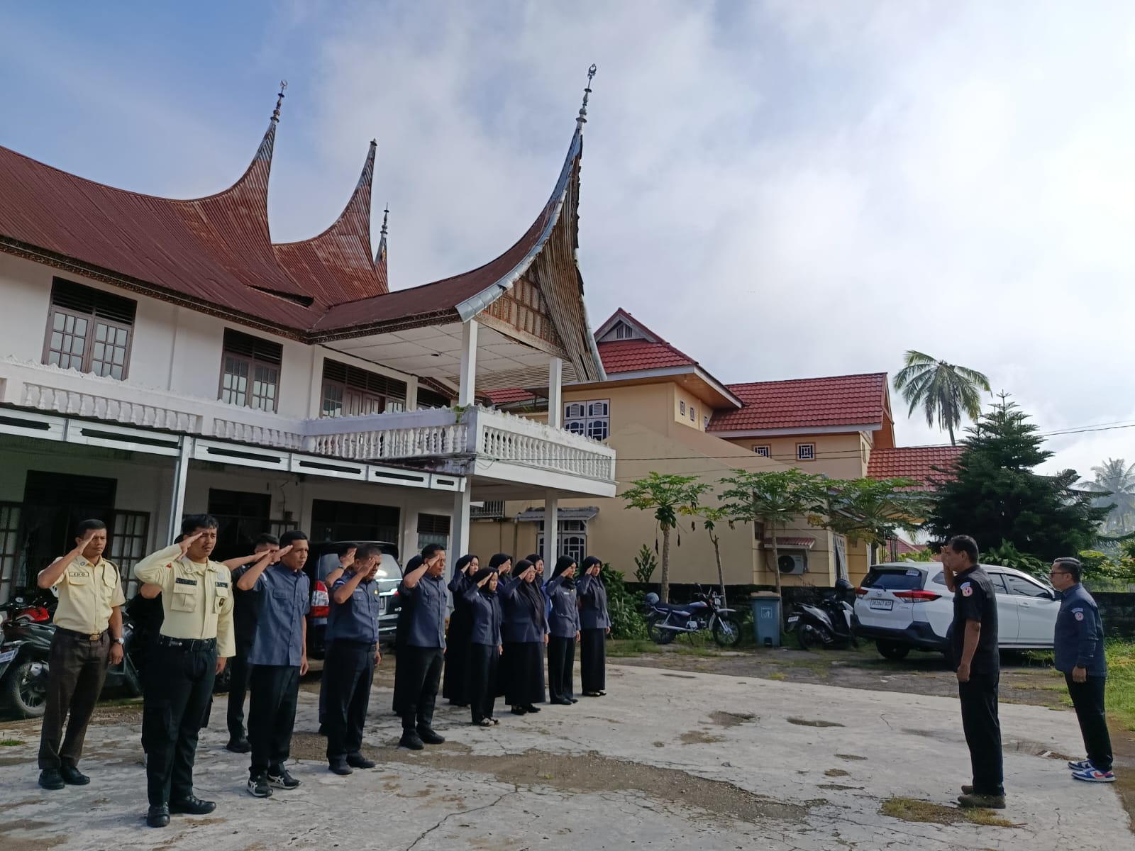 foto kegiatan apel wajib senin pagi Bawaslu Kota Payakumbuh, { 04 Mei 2026 }