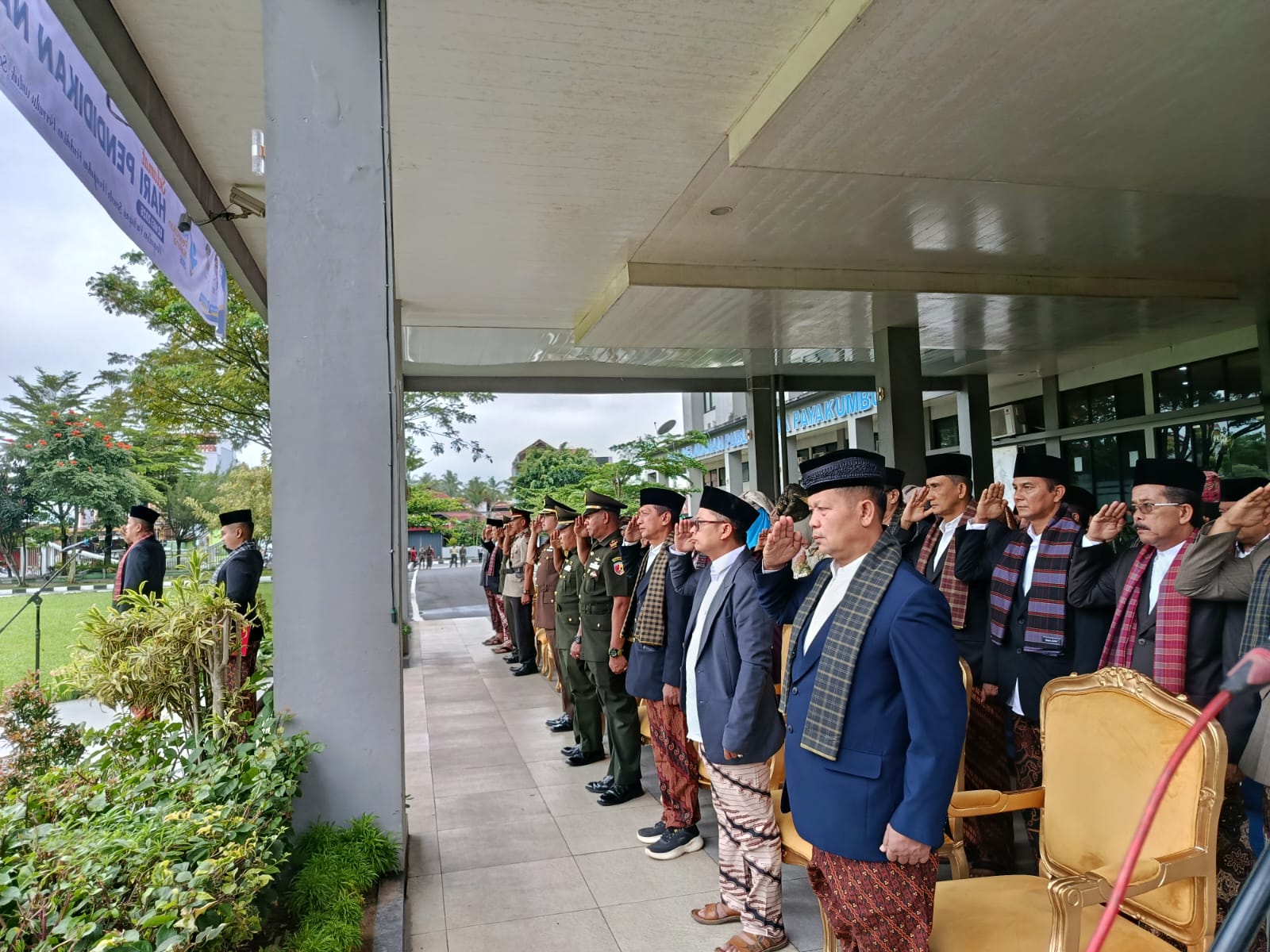 Foto Ketua Bawaslu Kota Payakumbuh Ikuti Upacara Hari Pendidikan Nasional di Halaman Kantor Walikota Payakumbuh.