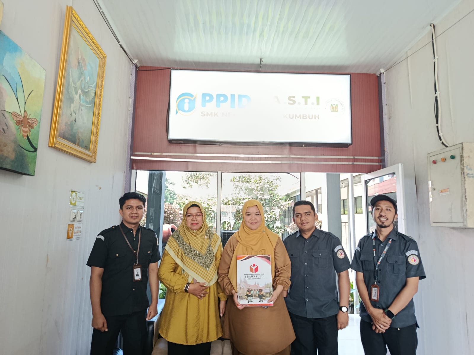 foto kegiatan Bawaslu Kota Payakumbuh dengan Sekolah SMK N 2 Kota Payakumbuh, {28 April 2026}