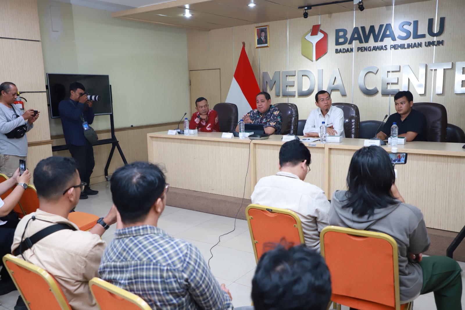 Anggota Bawaslu Herwyn J.H. Malonda saat berdiskusi bersama Koalisi Pewarta Pemilu dan Demokrasi (KPPDem) bertajuk “Pemilu Tanpa Uang Tunai, Solusi atau Ilusi” di Media Center Bawaslu RI, Jakarta, Rabu (6/5/2026).