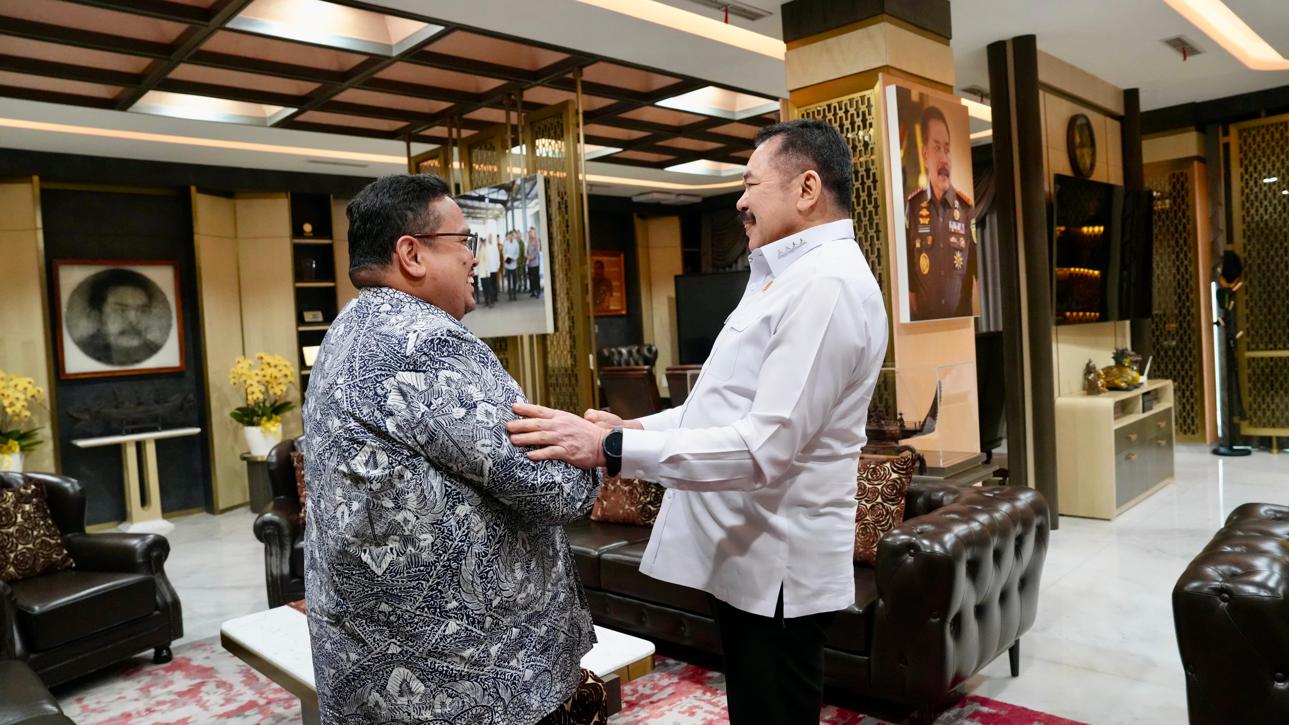 Ketua Bawaslu Rahmat Bagja (kiri) dan Jaksa Agung ST Burhanuddin dalam audiensi antara Bawaslu dengan Kajagung, Senin (13/4/2026) di Gedung Kejagung, Jakarta.