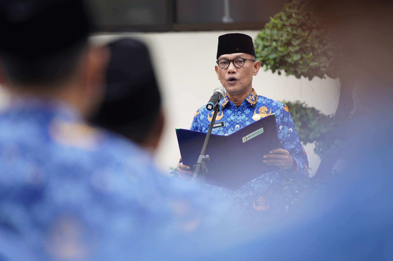 Sekretaris Jenderal Bawaslu, Ferdinand Eskol Tiar Sirait saat membacakan amanat dari naskah Menteri Komdigi pada Rabu (20/5/2026).