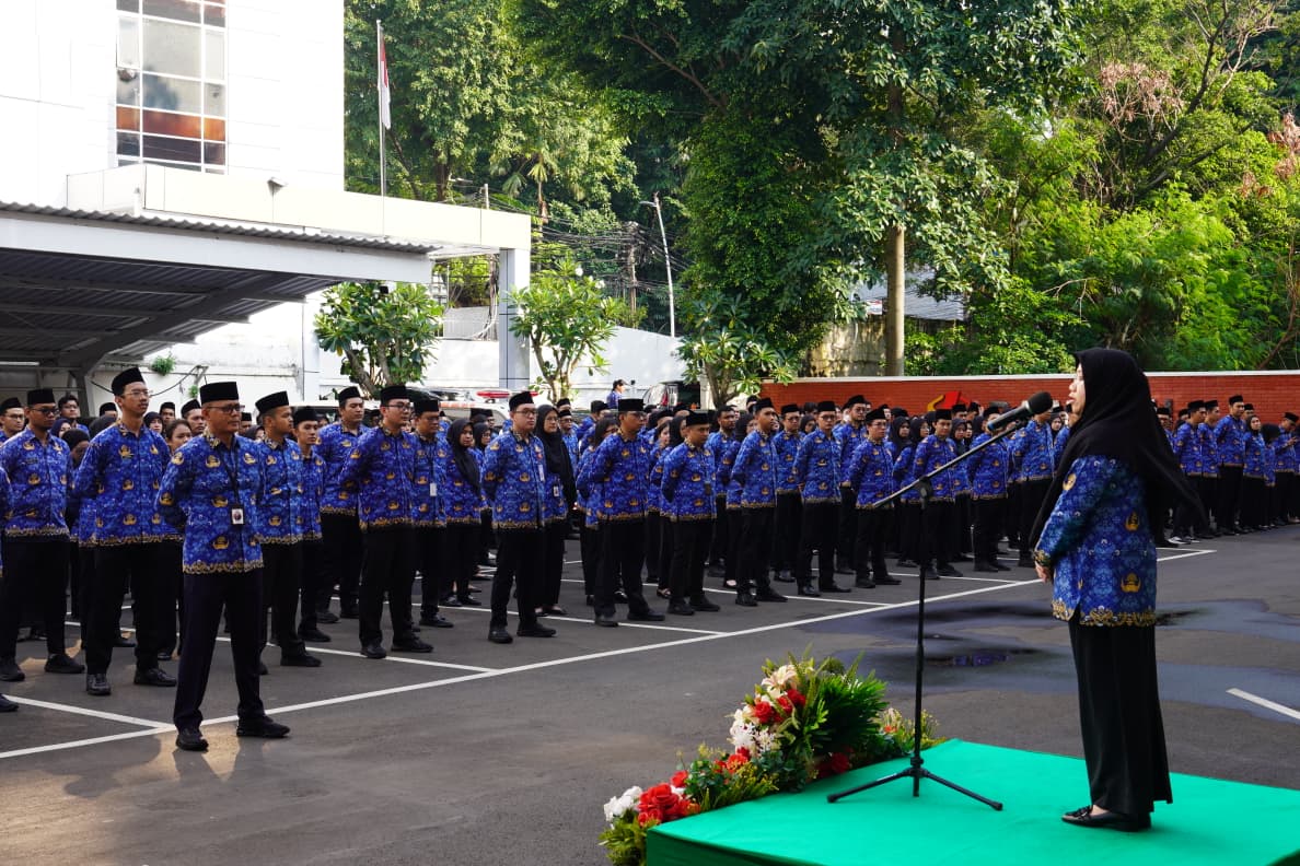 Deputi Bidang Dukungan Teknis Bawaslu Yusti Erlina saat menjadi pembina apel di Gedung Bawaslu, Senin, (20/4/2026).