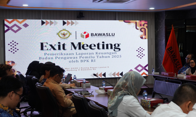 Inspektur Utama Bawaslu, Rini Wartini (kedua dari kiri) saat penyerahan Laporan Keuangan Badan Pengawas Pemilu Tahun 2025 oleh BPK RI, di Jakarta, Rabu (20/5/2026).