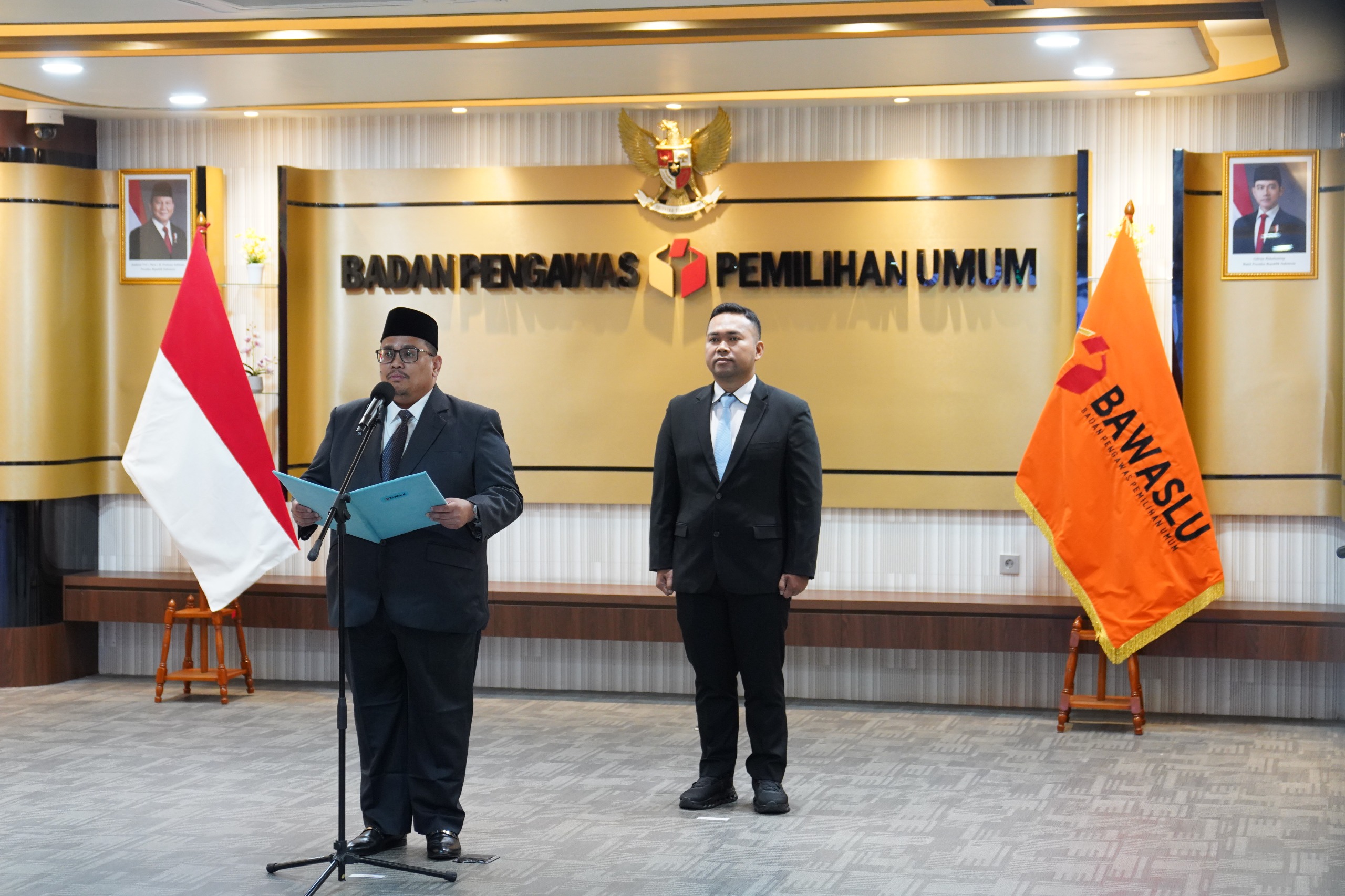 Ketua Bawaslu saat melantik Pengganti Antarwaktu (PAW) Calon Anggota Bawaslu Kabupaten/Kota sisa masa jabatan 2023-2028. di Gedung Bawaslu, Senin (25/5/2026).