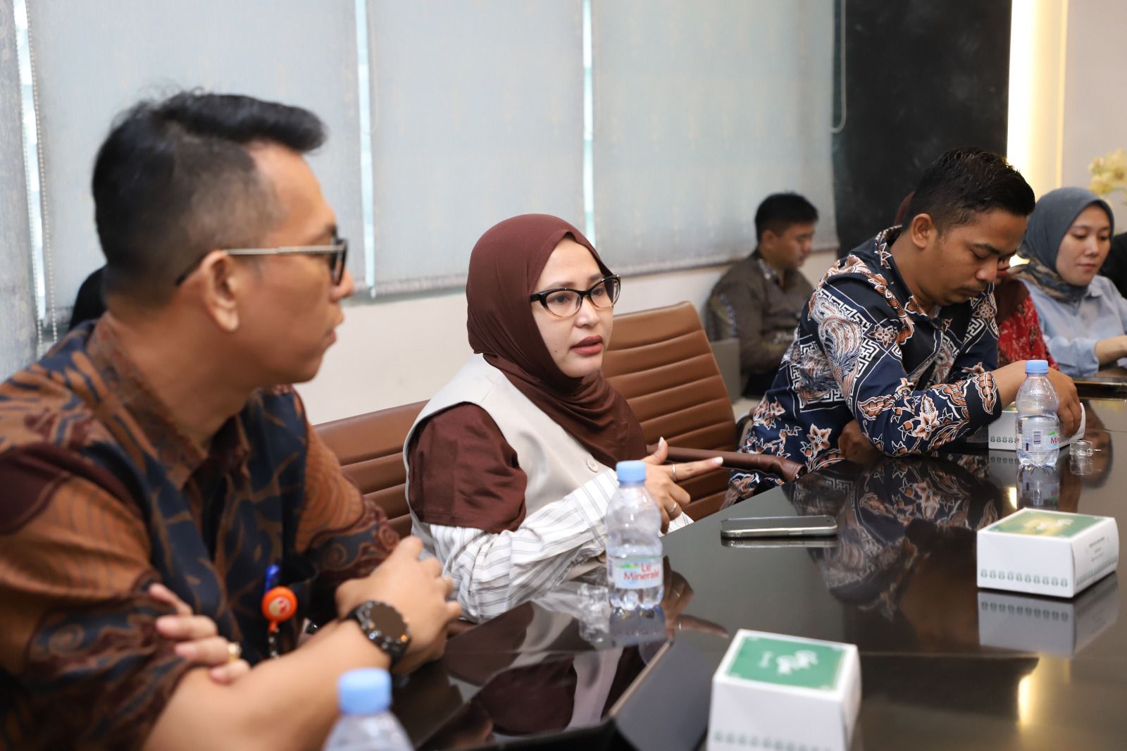 tenaga Ahli Bawaslu RI Apriyanti Marwah (kedua dari kiri) dalam audiensi Bawaslu dengan Korps Pergerakan Mahasiswa Islam Indonesia Putri (KOPRI) Pengurus Kordinator Cabang (PKC) PMII Jawa Barat, Kamis (23/4/2026).