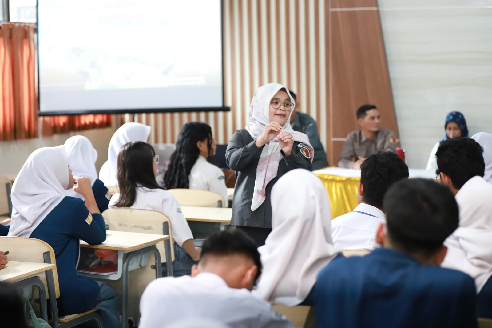 Anggota Bawaslu Lolly Suhenty saat membuka kegiatan Bawaslu Mengajar yang diselenggarakan Bawaslu Kabupaten Bogor di SMAN 1 Cibinong, Senin (25/5/2026).+