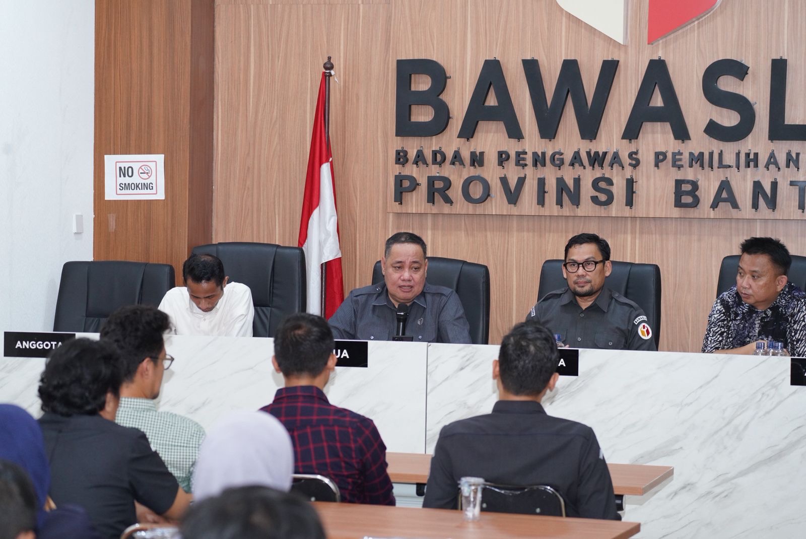 Anggota Bawaslu Herwyn J.H Malonda dalam kegiatan Sosialisasi Petunjuk Teknis Indikator Kinerja Utama Pengawas Pemilu Tahun 2026 di Kota Serang, Senin (25/5/2026).