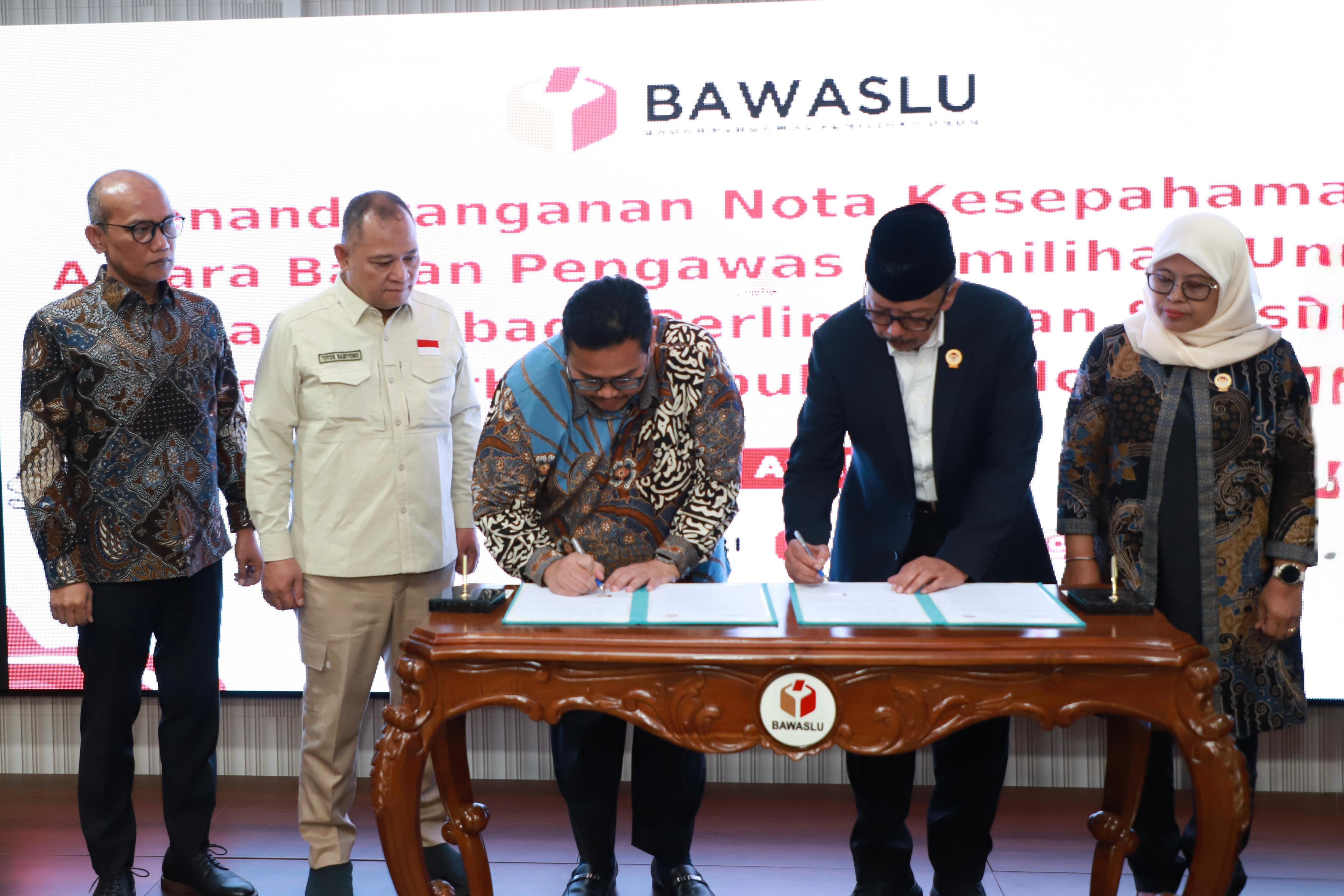 Ketua Bawaslu Rahmat Bagja (ketiga dari kiri) saat penandatanganan nota kesepahaman antara Bawaslu dan LPSK di Jakarta, Selasa (28/4/2026).