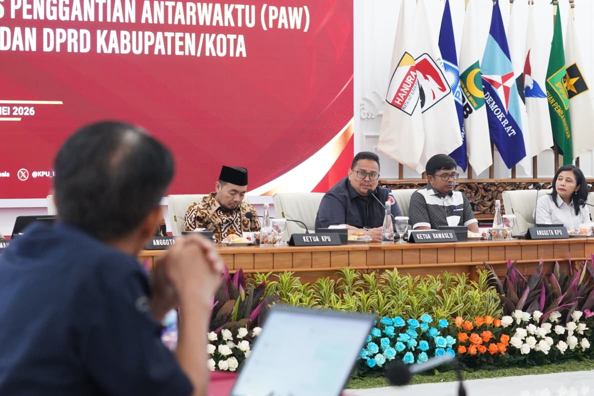 Ketua Bawaslu Rahmat Bagja (kedua dari kiri) dalam Forum Diskusi Terpumpun Kajian Hukum Permasalahan Proses Penggantian Antarwaktu (PAW) Anggota DPR, DPRD Provinsi, dan DPRD Kabupaten/Kota, di Kantor KPU, Selasa (26/5/2026).