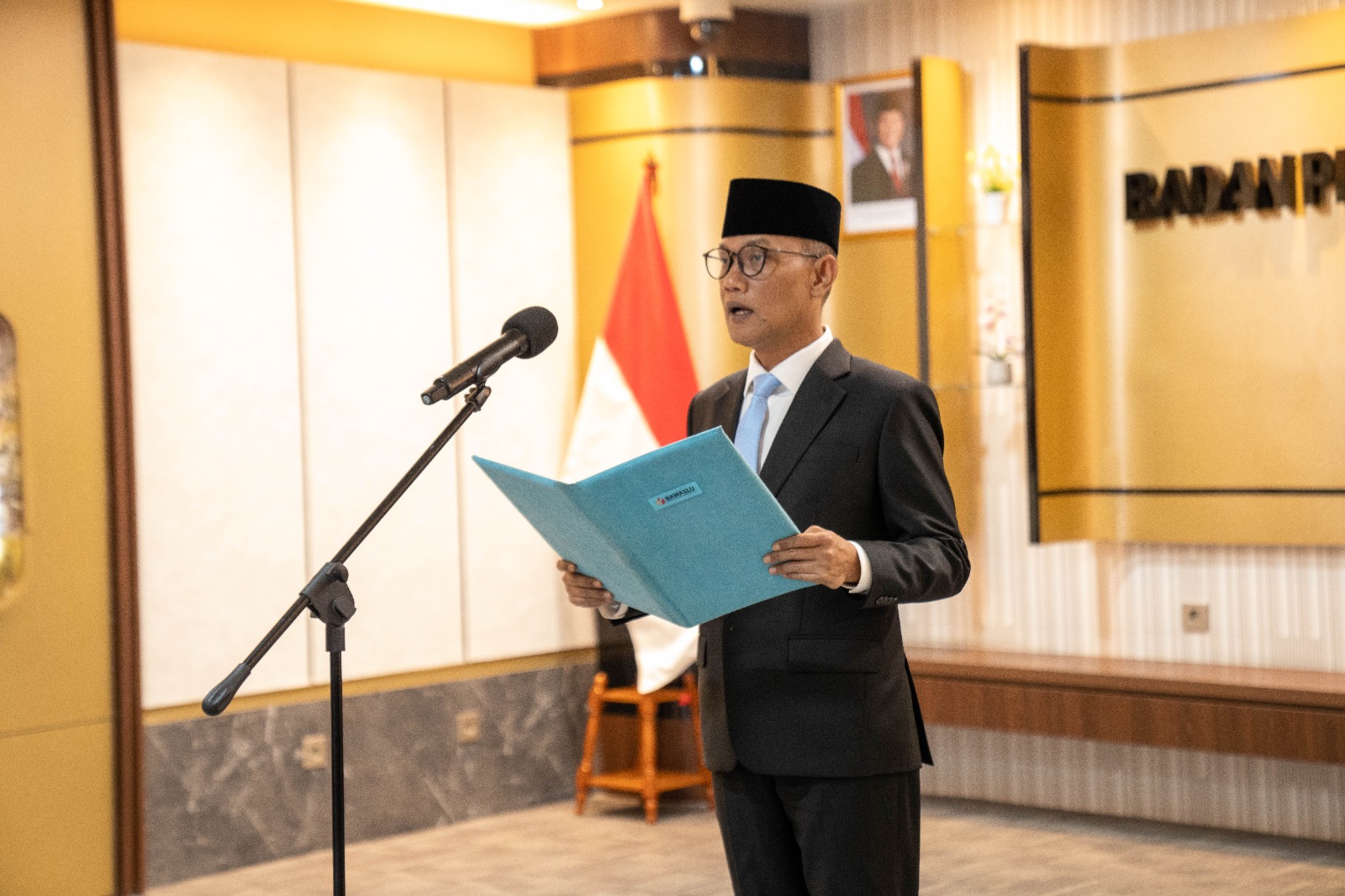 Sekertaris Jenderal Bawaslu Ferdinand Eskol Tiar Sirait melantik lima Pejabat Administrator dan Jabatan Pengawas Bawaslu, di Kantor Bawaslu, Selasa (26/5/2026). Foto: Pemberitaan dan Publikasi Bawaslu RI